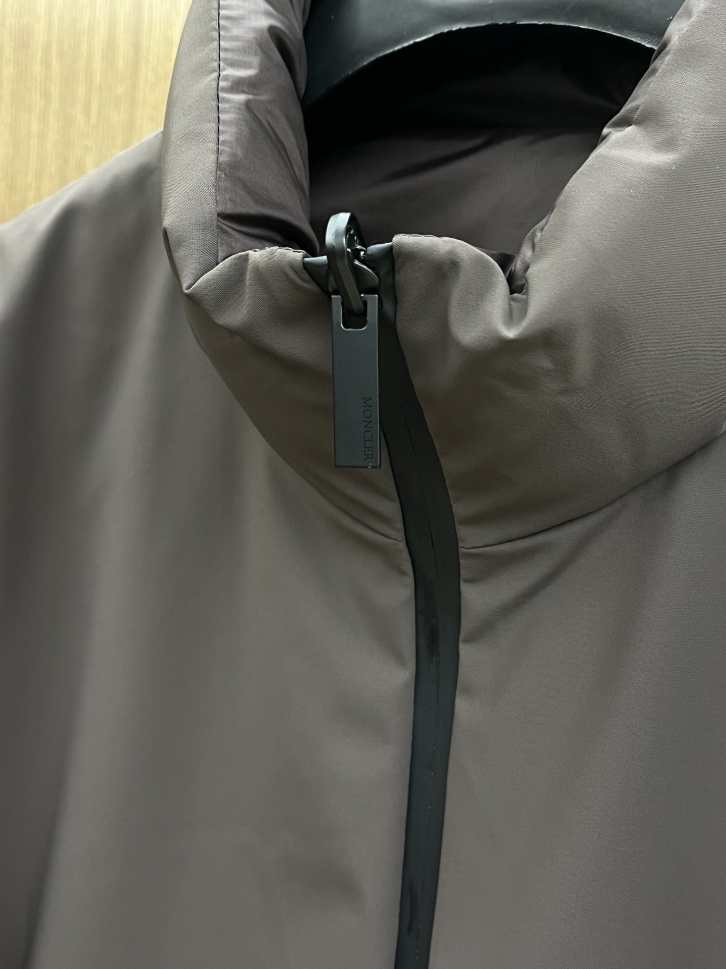 秋冬羽绒 Mon 🔥🔥最新款时尚设计师款夹克外套立领，双面穿。处处细节显工艺足够的高级 结构性剪裁的设计