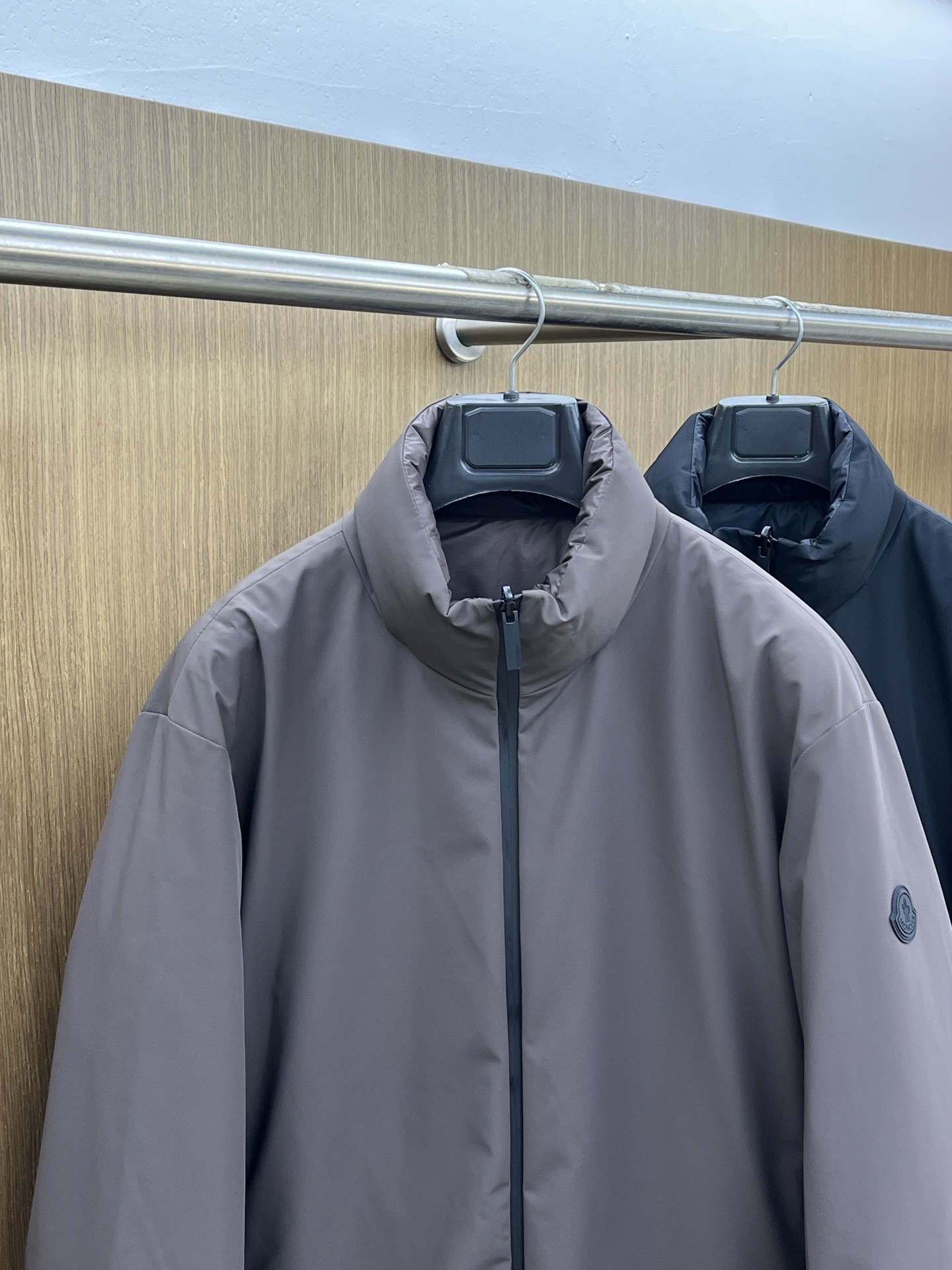 秋冬羽绒 Mon 🔥🔥最新款时尚设计师款夹克外套立领，双面穿。处处细节显工艺足够的高级 结构性剪裁的设计