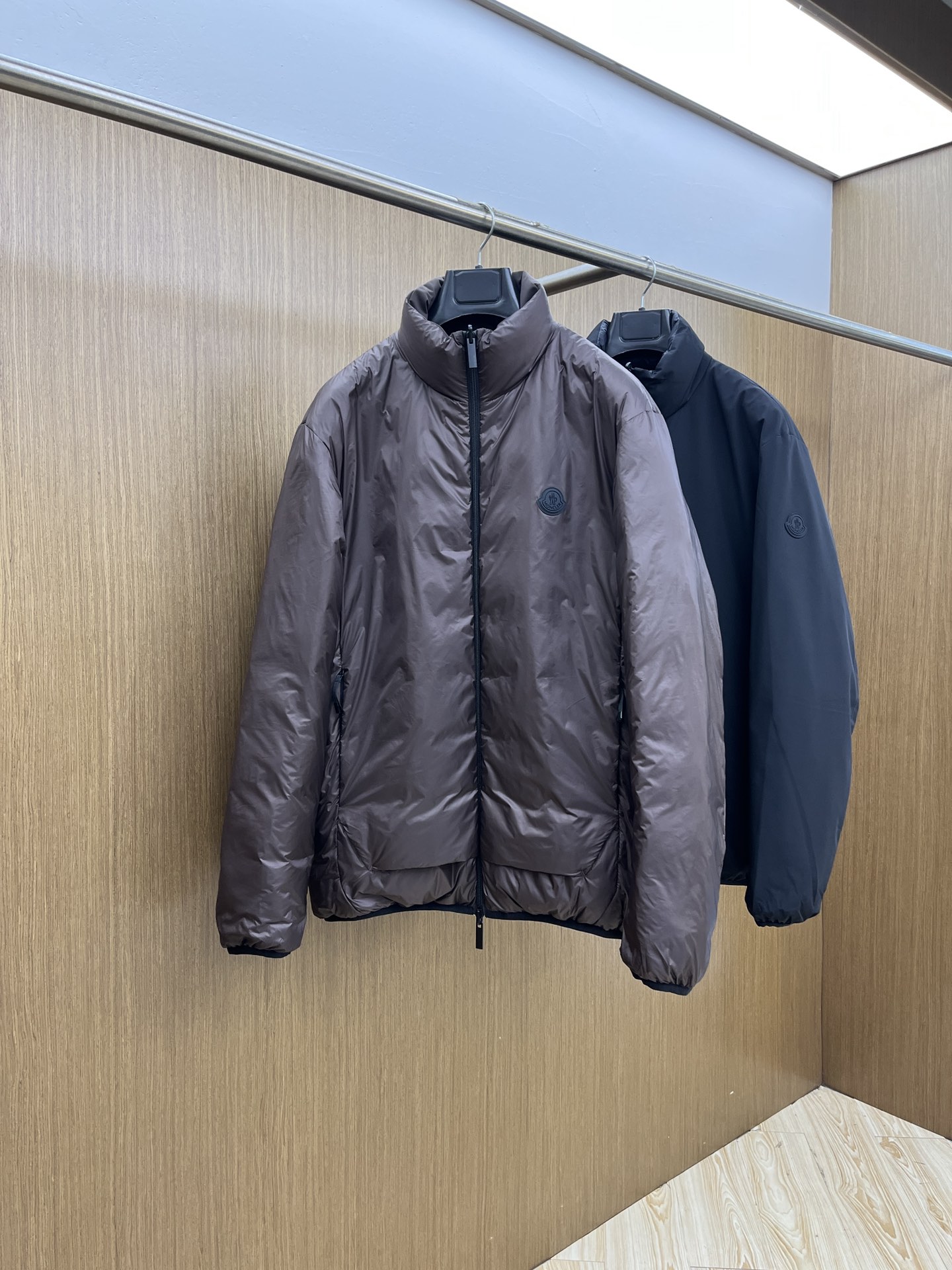 秋冬羽绒 Mon 🔥🔥最新款时尚设计师款夹克外套立领，双面穿。处处细节显工艺足够的高级 结构性剪裁的设计