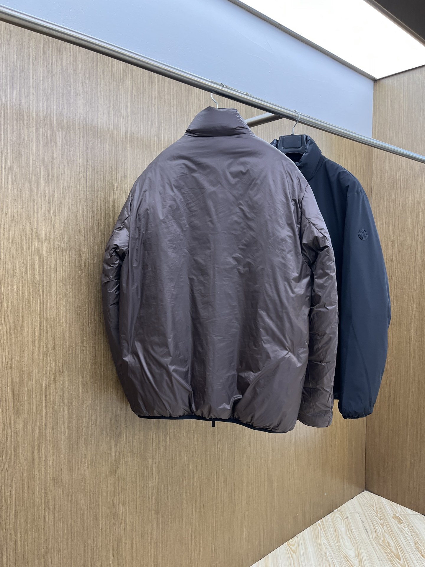 秋冬羽绒 Mon 🔥🔥最新款时尚设计师款夹克外套立领，双面穿。处处细节显工艺足够的高级 结构性剪裁的设计