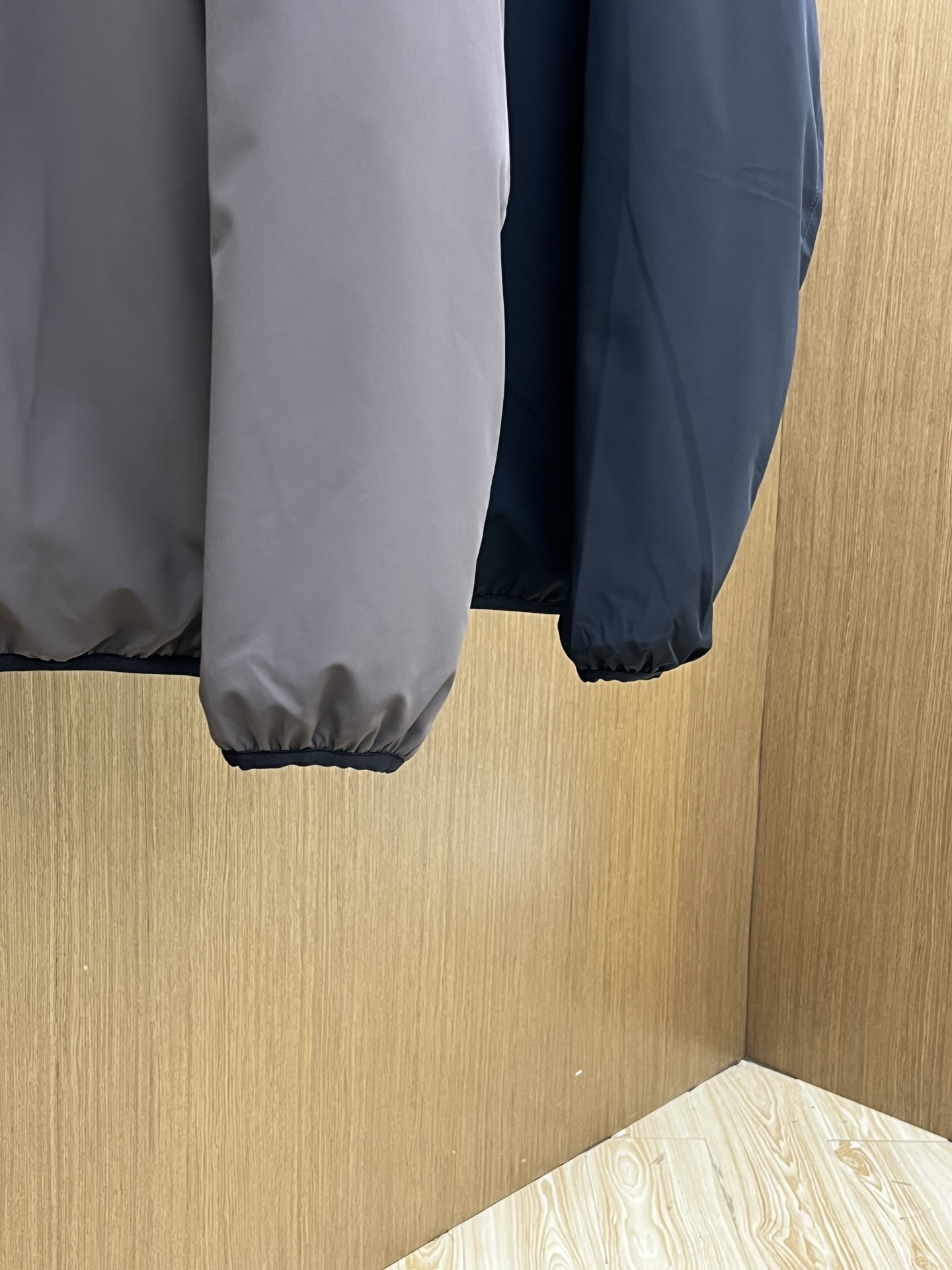 秋冬羽绒 Mon 🔥🔥最新款时尚设计师款夹克外套立领，双面穿。处处细节显工艺足够的高级 结构性剪裁的设计