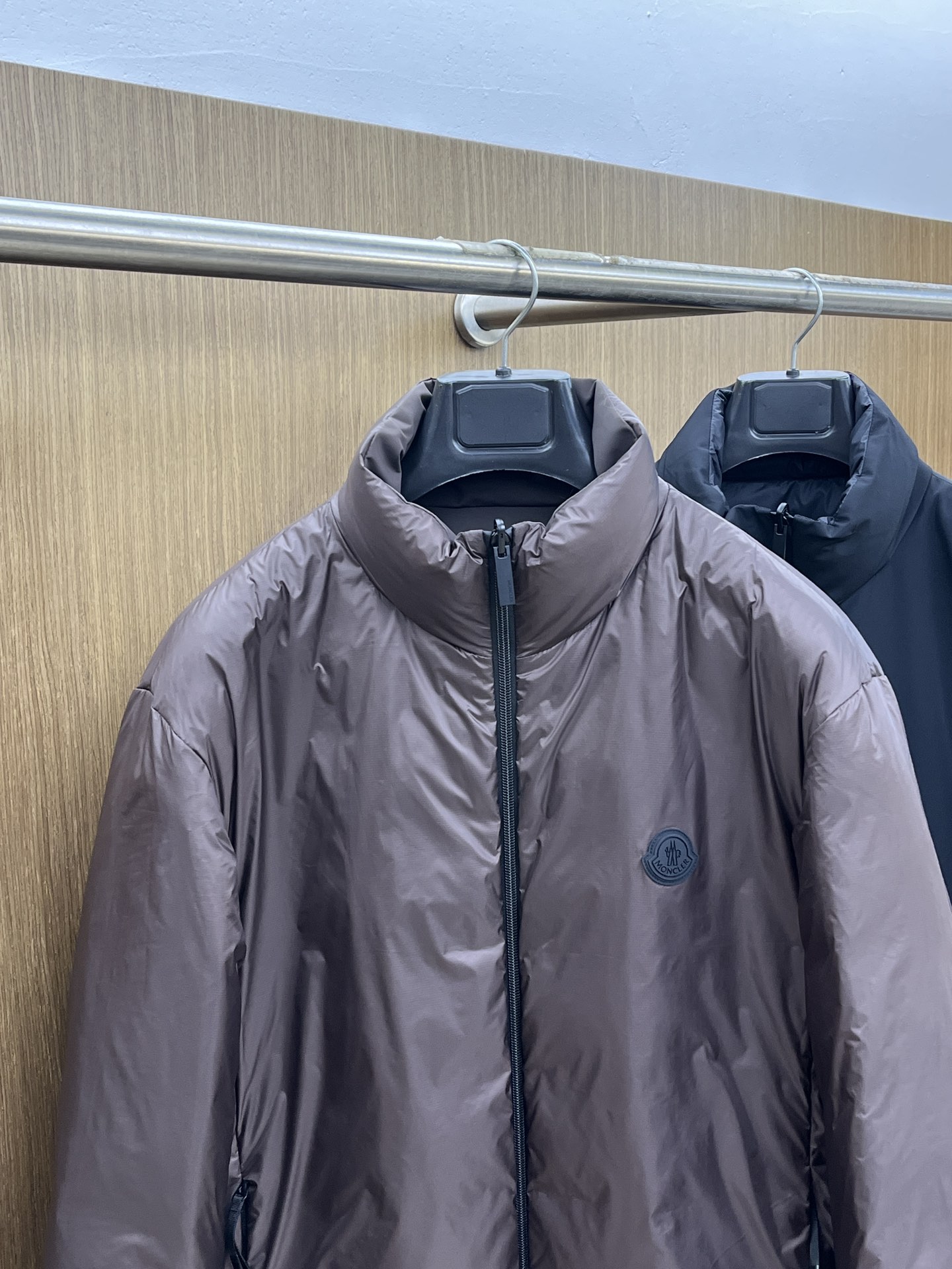 秋冬羽绒 Mon 🔥🔥最新款时尚设计师款夹克外套立领，双面穿。处处细节显工艺足够的高级 结构性剪裁的设计