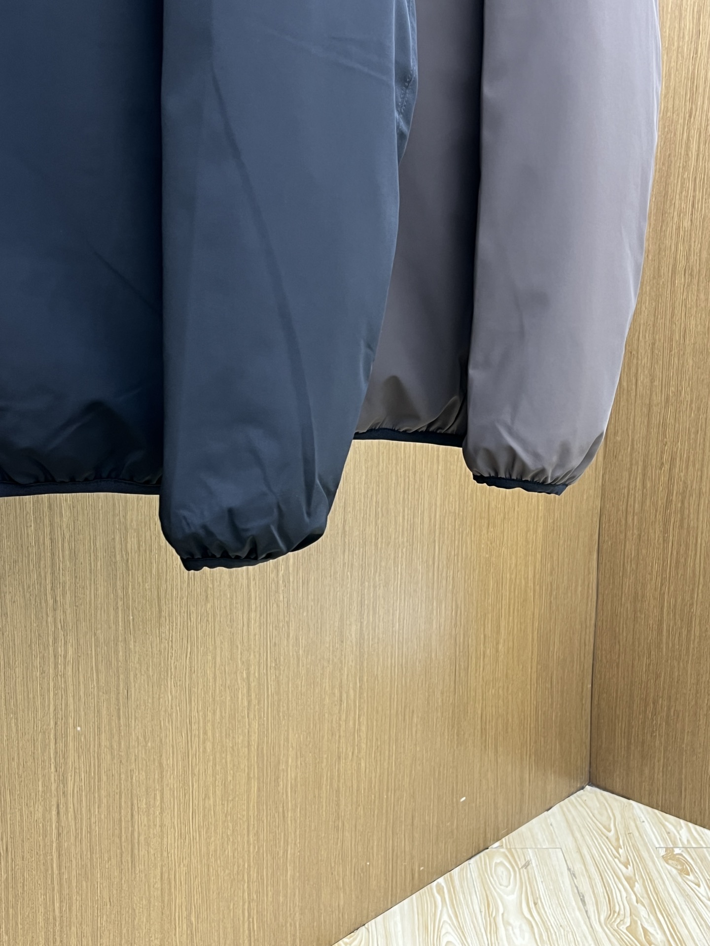 秋冬羽绒 Mon 🔥🔥最新款时尚设计师款夹克外套立领，双面穿。处处细节显工艺足够的高级 结构性剪裁的设计