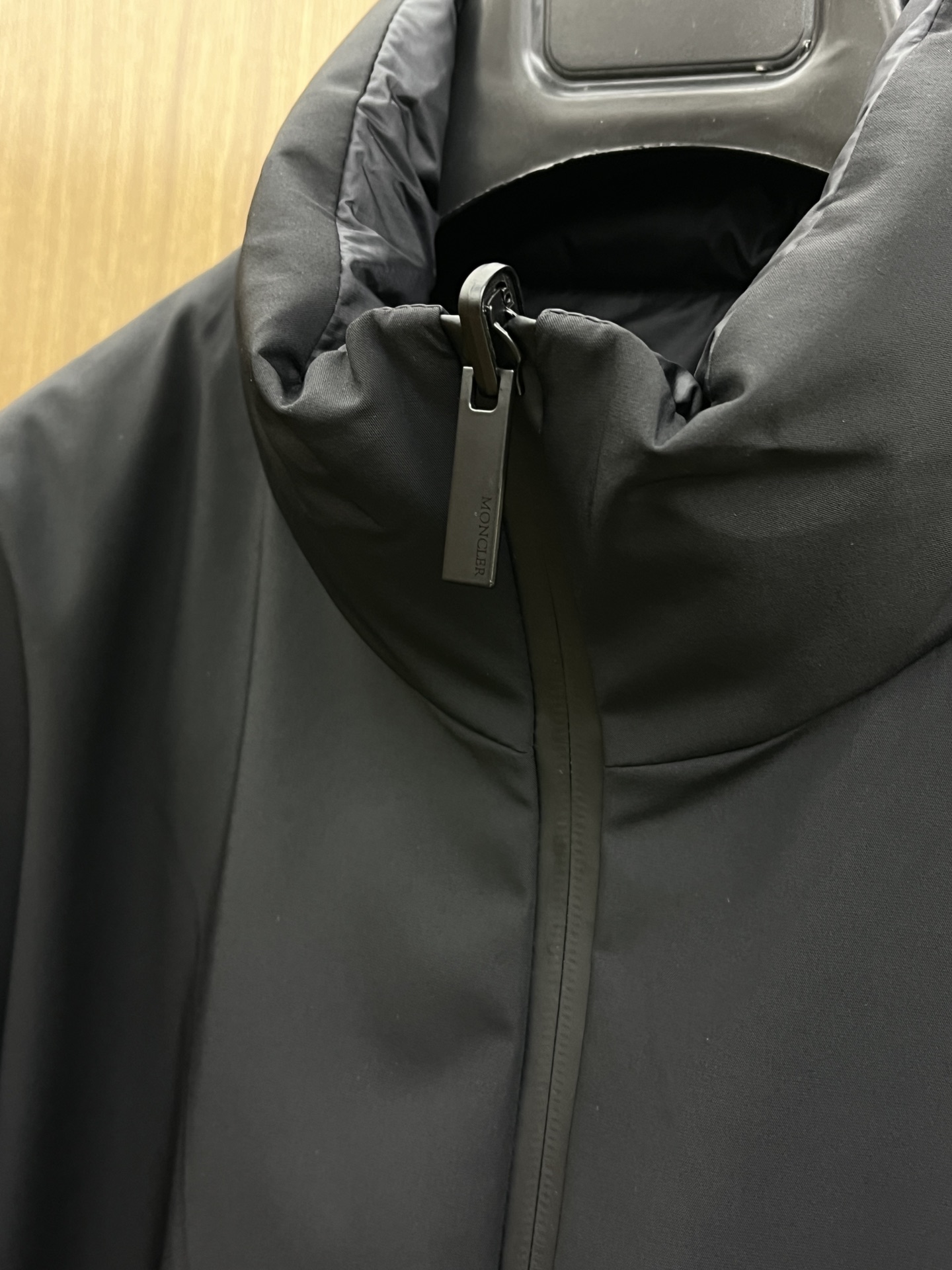 秋冬羽绒 Mon 🔥🔥最新款时尚设计师款夹克外套立领，双面穿。处处细节显工艺足够的高级 结构性剪裁的设计