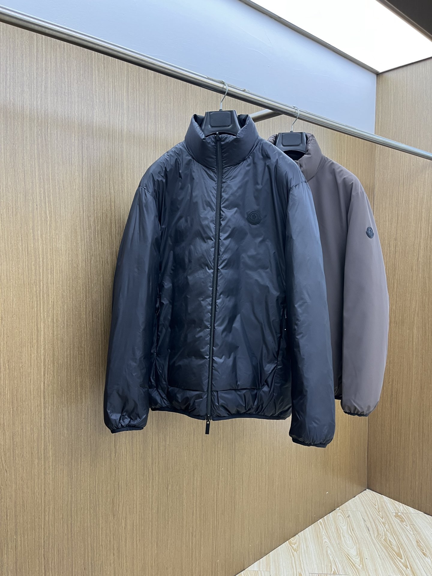 秋冬羽绒 Mon 🔥🔥最新款时尚设计师款夹克外套立领，双面穿。处处细节显工艺足够的高级 结构性剪裁的设计