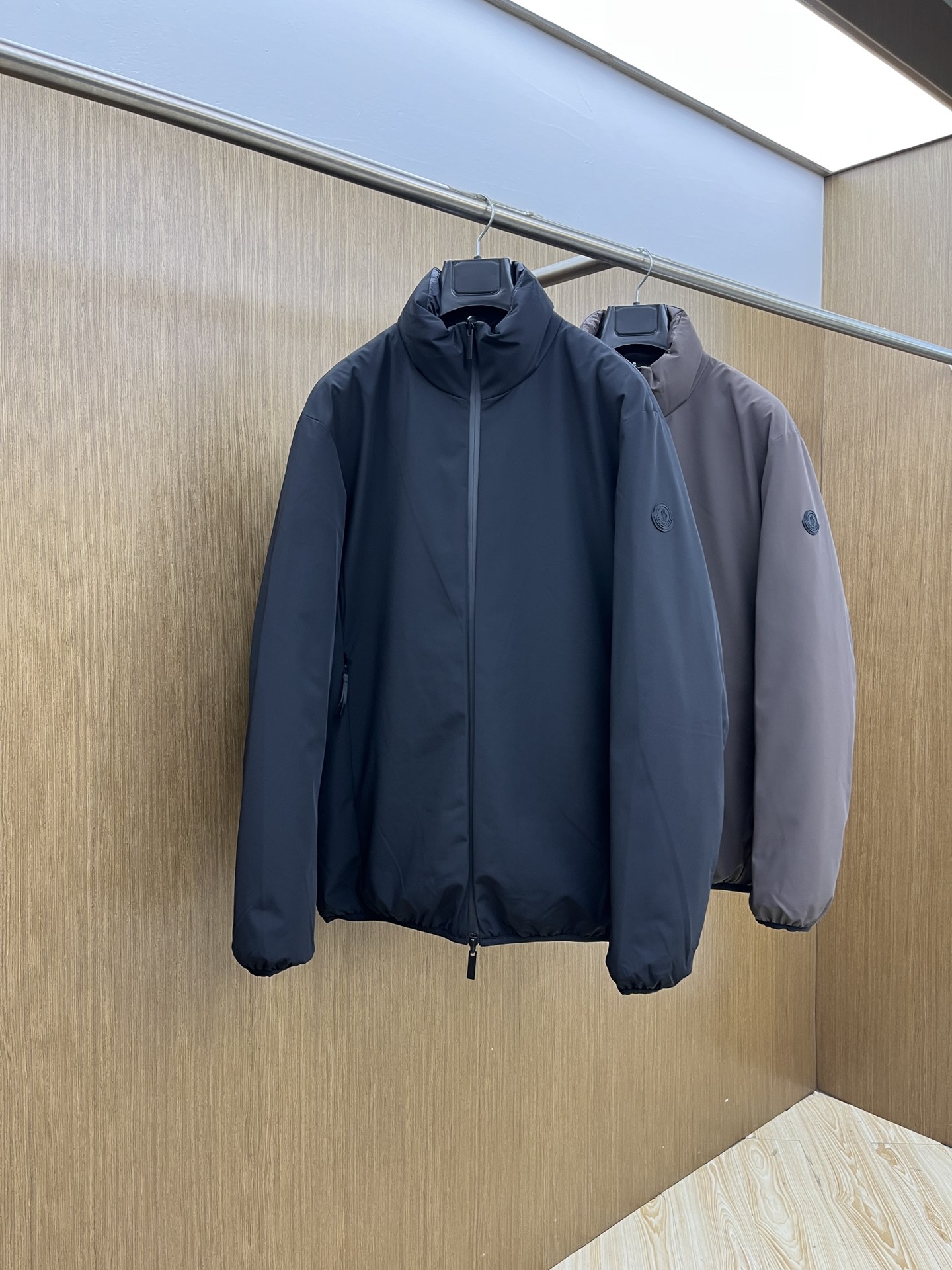 NO:567626,Autumn and winter down Mon latest fashion designer jacket with stand-up collar and double-sided wear. Every detail shows craftsmanship and enough advanced structural tailoring design changes to show men's diverse image changes. It is slim and neat, and tailored to meet the current popular multi-layered outfits. It is a versatile style for fsh life!  High-quality large goods (there are many versions on the market, pay attention to comparison details) Size 48-56,,jackets & coats,jackets & coats,down jacket,alexander wang19860909秋冬羽绒 Mon 最新款时尚设计师款夹克外套立领,双面穿.处处细节显工艺足够的高级结构性剪裁的设计改变来展现男士多样的形象变化,修身利落、剪裁合体,满足时下正流行的多层次穿搭,fsh生活百搭款式！高品质大货（市面多版本,注意对比细节） 码数48-56,,jackets & coats,jackets & coats,down jacket,alexander wang,Men's clothing