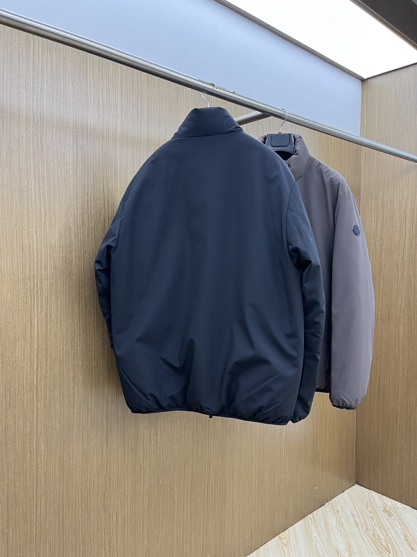 秋冬羽绒 Mon 🔥🔥最新款时尚设计师款夹克外套立领，双面穿。处处细节显工艺足够的高级 结构性剪裁的设计