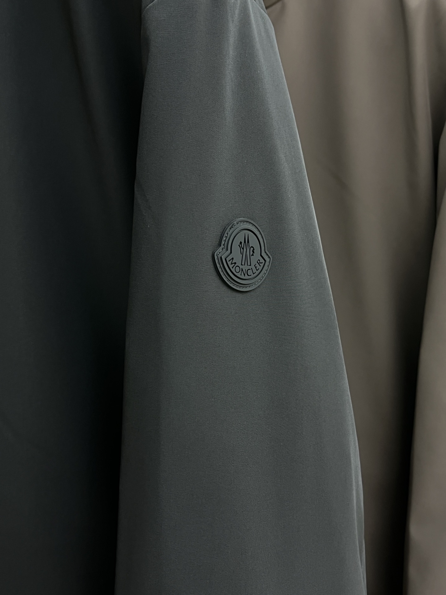 秋冬羽绒 Mon 🔥🔥最新款时尚设计师款夹克外套立领，双面穿。处处细节显工艺足够的高级 结构性剪裁的设计