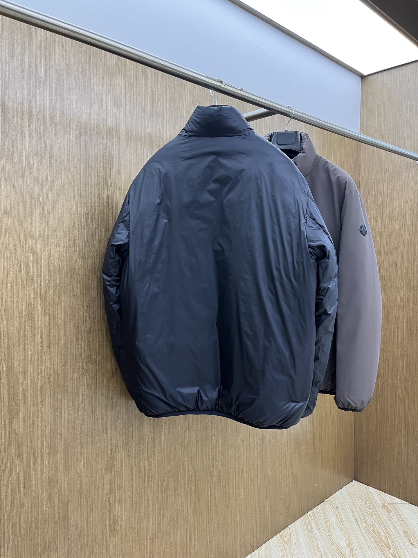 秋冬羽绒 Mon 🔥🔥最新款时尚设计师款夹克外套立领，双面穿。处处细节显工艺足够的高级 结构性剪裁的设计