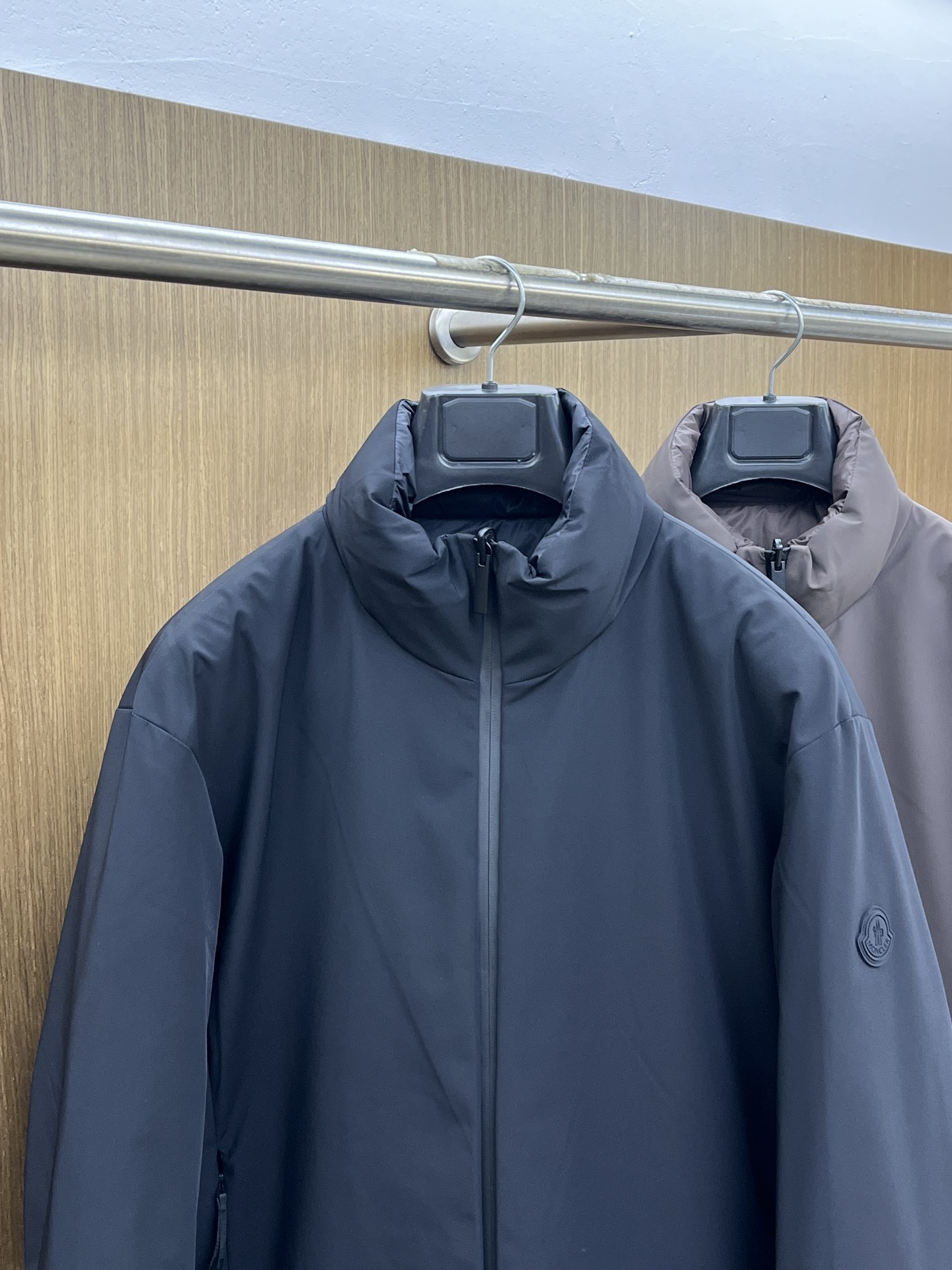 秋冬羽绒 Mon 🔥🔥最新款时尚设计师款夹克外套立领，双面穿。处处细节显工艺足够的高级 结构性剪裁的设计