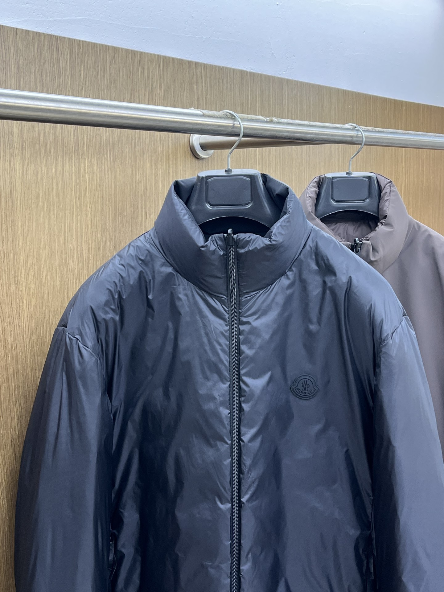 秋冬羽绒 Mon 🔥🔥最新款时尚设计师款夹克外套立领，双面穿。处处细节显工艺足够的高级 结构性剪裁的设计