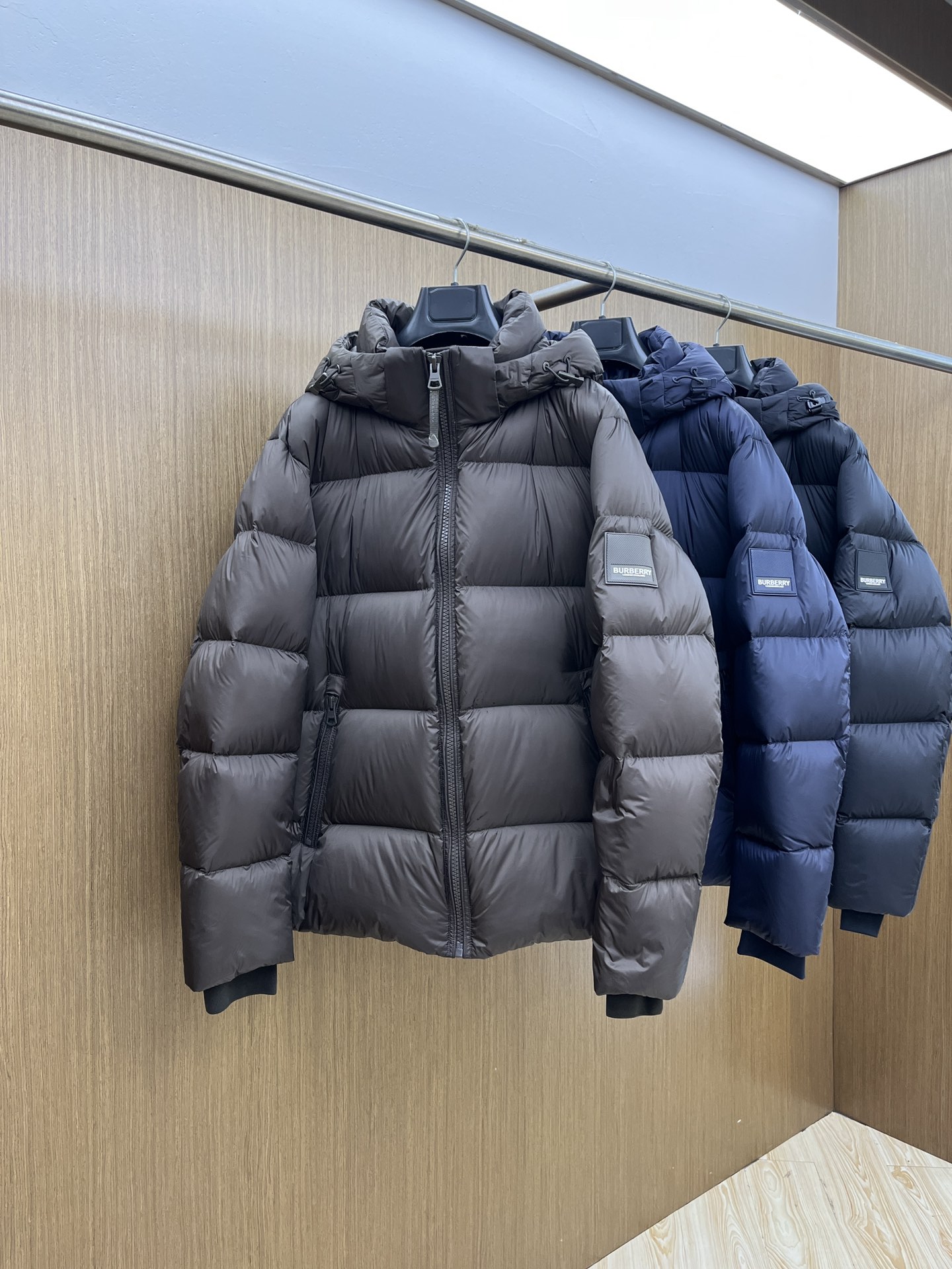 NO:567638,Autumn and winter down BBR high version 2025Gw latest fashion designer hooded down jacket. Every detail shows craftsmanship and enough advanced structural tailoring design changes to show men's diverse image changes. Slim and neat, tailored to meet the popular multi-layered wear. fmo life versatile style. Color three colors. Size M-3XL,,jackets & coats,down jacket,hats,alexander wang19860909秋冬羽绒 BBR 高版本 2025Gw最新款时尚设计师款连帽羽绒外套.处处细节显工艺足够的高级结构性剪裁的设计改变来展现男士多样的形象变化,修身利落、剪裁合体,满足时下正流行的多层次穿搭,fmo生活百搭款式 颜色三色齐发 码数M-3XL,,jackets & coats,down jacket,hats,alexander wang,Men's clothing