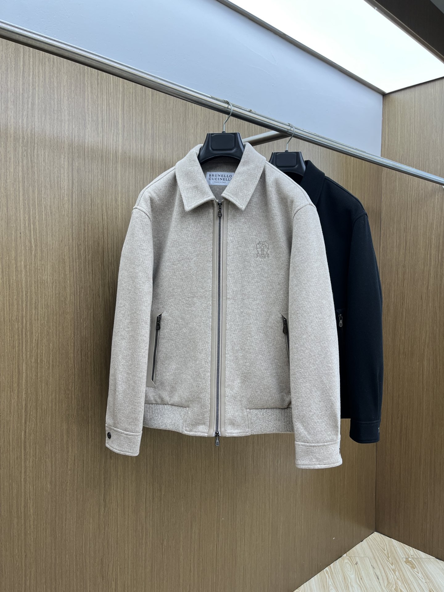 NO:573115,Autumn and Winter Down BC Autumn and Winter Fashion Lapel Jacket Down, filled with 100g-90 white duck down, light and stylish, not bloated on the upper body, a typical Italian style fashion, a high-end product from trading company channels  The fabric selection and craftsmanship are very sophisticated, which is in line with the brand's century-old aesthetic tone. It is low-key and luxurious, elegant and noble. Every detail is a testament to the brand's own high-end sense. The whole body interprets the Italian minimalist, capable and outdoor functional style. It is both elegant and harmonious, and the upper body is full of shape. It is a treasure-level functional equipment that combines fashion sense and design sense. It creates a unique style item, improved pilot style design, classic and fashionable design, retro and age-reducing but very fashionable!  Fabrics imported from Italy. The texture is as delicate as baby skin. It has superior stiffness, is quite elegant and fashionable!  The color is light and versatile, the cut is smart and neat, the upper body instantly highlights the spirit, the style is full, and it can easily control various body types. It is a jacket that perfectly combines business commuting and outdoor leisure. fdh is a piece of equipment that is practical and has a high attendance rate!  Color Black Khaki Size M L XL 2XL 3XL,,jackets & coats,down jacket,alexander wang19860909秋冬羽绒 BC秋冬时尚翻领外套羽绒 内冲100g-90白鸭绒,轻薄有型,上身不臃肿,颇具意大利典型风格的时装,贸易公司渠道臻品 在面料选取和工艺方面都相当考究,极符合该品牌百年美学基调,低调且奢华,优雅且高贵,每一个细节都在力证品牌自身的高级感,通体将意式的极简、干练和户外功能性风格极致诠释,亦庄亦谐,上身型款十足,集时装感与设计感的一款宝藏级功能型装备,塑造出别具一格的造型单品,改良式的飞行员造型设计,经典又时尚设计,复古减龄又非常时髦！ 意大利客供进口面料.质感如婴儿皮肤一样细腻.挺括性优越,颇为优雅且时髦！配色轻熟百搭,版型剪裁干练利落,上身瞬间凸显出精神感,型款十足,轻松驾驭各种身型,商务通勤与户外休闲完美兼备的一款外套,fdh属于实穿性出勤率极高的一款装备！ 颜色黑色 卡其色 码数M L XL 2XL 3XL,,jackets & coats,down jacket,alexander wang,Men's clothing