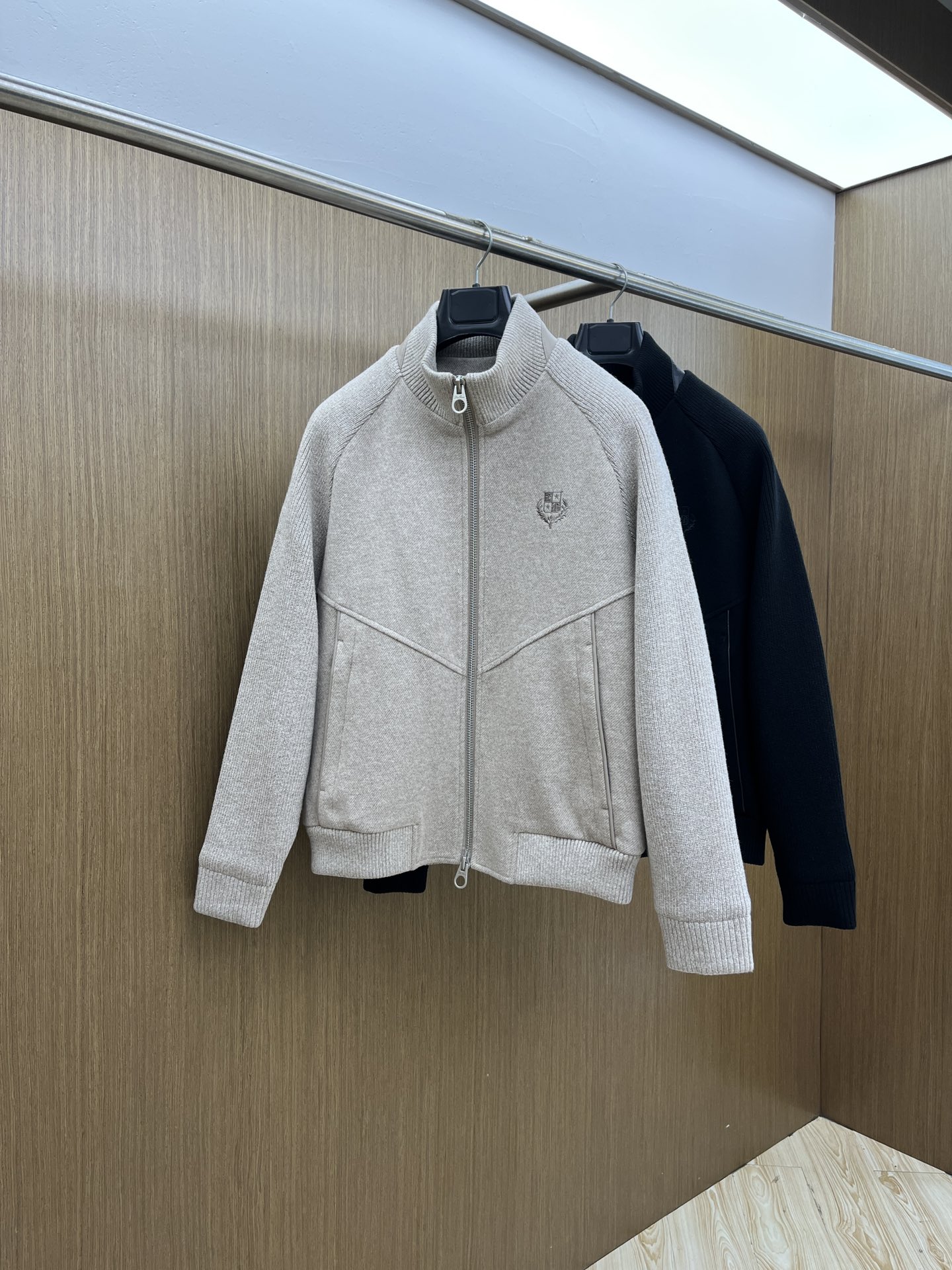 NO:573118,Autumn and Winter Down LP Autumn and Winter Fashion Lapel Jacket Down, filled with 100g-90 white duck down, light and stylish, not bulky on the upper body, typical Italian style fashion, trading company channel premium product  The fabric selection and craftsmanship are very sophisticated, which is in line with the brand's century-old aesthetic tone. It is low-key and luxurious, elegant and noble. Every detail is a testament to the brand's own high-end sense. The whole body interprets the Italian minimalist, capable and outdoor functional style. It is both elegant and harmonious, and the upper body is full of shape. It is a treasure-level functional equipment that combines fashion sense and design sense. It creates a unique style item, improved pilot style design, classic and fashionable design, retro and age-reducing but very fashionable!  Fabrics imported from Italy. The texture is as delicate as baby skin. It has superior stiffness, is quite elegant and fashionable!  The color is light and versatile, the cut is smart and neat, the upper body instantly highlights the spirit, the style is full, and it can easily control various body types. It is a jacket that perfectly combines business commuting and outdoor leisure. fdh is a piece of equipment that is practical and has a high attendance rate!  Color Black Khaki Size M L XL 2XL 3XL,,loro piana,jackets & coats,down jacket,alexander wang19860909秋冬羽绒 LP 秋冬时尚翻领外套羽绒 内冲100g-90白鸭绒,轻薄有型,上身不臃肿,颇具意大利典型风格的时装,贸易公司渠道臻品 在面料选取和工艺方面都相当考究,极符合该品牌百年美学基调,低调且奢华,优雅且高贵,每一个细节都在力证品牌自身的高级感,通体将意式的极简、干练和户外功能性风格极致诠释,亦庄亦谐,上身型款十足,集时装感与设计感的一款宝藏级功能型装备,塑造出别具一格的造型单品,改良式的飞行员造型设计,经典又时尚设计,复古减龄又非常时髦！ 意大利客供进口面料.质感如婴儿皮肤一样细腻.挺括性优越,颇为优雅且时髦！配色轻熟百搭,版型剪裁干练利落,上身瞬间凸显出精神感,型款十足,轻松驾驭各种身型,商务通勤与户外休闲完美兼备的一款外套,fdh属于实穿性出勤率极高的一款装备！ 颜色黑色 卡其色 码数M L XL 2XL 3XL,,loro piana,jackets & coats,down jacket,alexander wang,Men's clothing