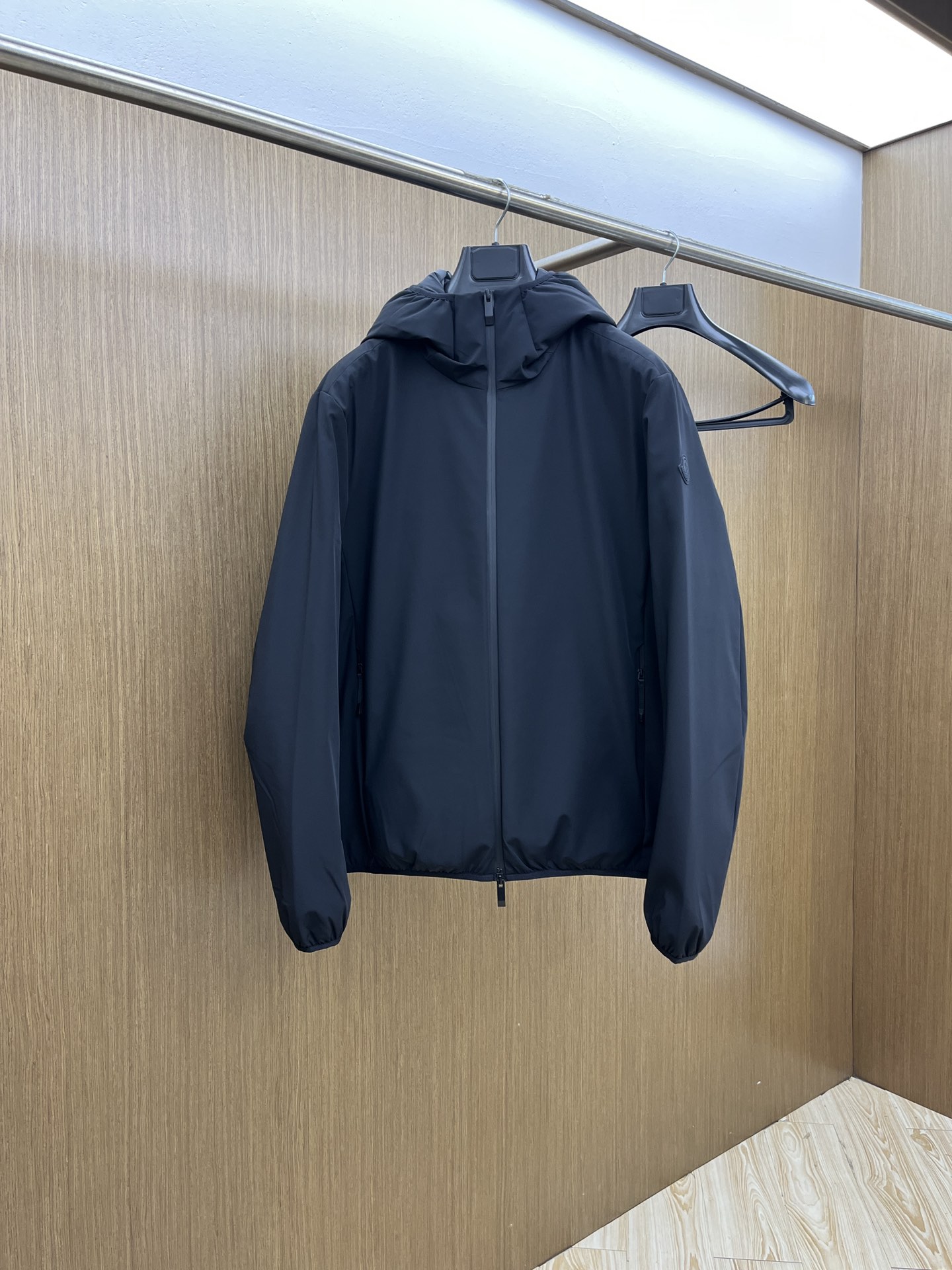 NO:609176,Autumn and winter down Mon down jacket 2025 latest fashion designer down jacket, (hood is not removable), every detail shows craftsmanship, enough advanced structural tailoring design changes to show men's diverse image changes, fsh slim and neat, tailoring, to meet the current popular multi-layered wear, versatile style for life, high-quality large goods (multiple versions on the market, pay attention to contrast details) Size 48-56,,jackets & coats,down jacket,hats,alexander  wang19860909秋冬羽绒 Mon 羽绒服2025最新款时尚设计师款羽绒外套,（连帽不可拆卸）处处细节显工艺足够的高级结构性剪裁的设计改变来展现男士多样的形象变化,fsh修身利落、剪裁合体,满足时下正流行的多层次穿搭,生活百搭款式 高品质大货 (市面多版本,注意对比细节） 码数48-56,,jackets & coats,down jacket,hats,alexander wang,Men's clothing