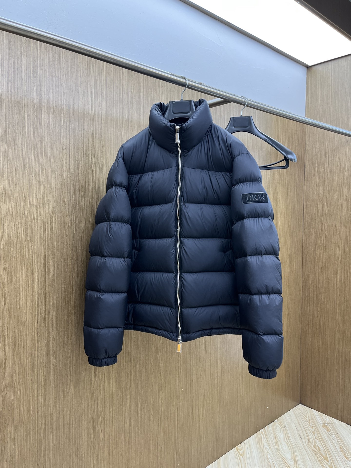 NO:609181,Autumn and winter down CD New autumn and winter product release High-end goose series stand-up collar down jacket for warmth Recommend this classic men's down jacket, solid color, made of white goose down and the whole body will not be too fluffy!  The upper body is light and does not feel bulky, and the warmth retention is also very good. It can be worn by both men and women. The fsh black classic is versatile, and you can wear it in one piece for winter!  High-end series is highly recommended, sizes 48-56,, down jacket, alexander wang19860909秋冬羽绒 CD 秋冬新品发布 高端鹅系列立领面包服羽绒保暖 推荐这件经典款男士羽绒服,纯色系、采用白鹅绒整体不会过于蓬松！上身轻盈没有臃肿感、保暖性也是非常好、男女都能穿、fsh黑色经典百搭,一件稳稳过冬！高端系列强烈推荐 尺码48-56,,down jacket,alexander wang,Men's clothing