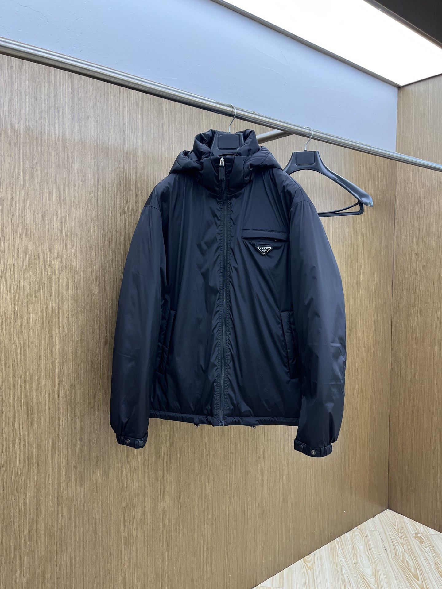 NO:613638,Autumn and winter down PD down jacket 2025 latest fashionable down jacket. (The hood is detachable) Every detail shows craftsmanship. Sufficient advanced structural tailoring design changes to show men's diverse image changes, slim and neat, tailoring, fsh meets the popular multi-layered wear, versatile style for life. High-quality large goods (multiple versions on the market, pay attention to contrast details) Code size 48-56,, jackets & coats, down jacket, hats, alexander wang19860909秋冬羽绒 PD 羽绒服2025最新款时尚羽绒外套.（帽子可拆卸）处处细节显工艺足够的高级结构性剪裁的设计改变来展现男士多样的形象变化,修身利落、剪裁合体,fsh满足时下正流行的多层次穿搭,生活百搭款式 高品质大货（市面多版本,注意对比细节） 码数48-56,,jackets & coats,down jacket,hats,alexander wang,Men's clothing