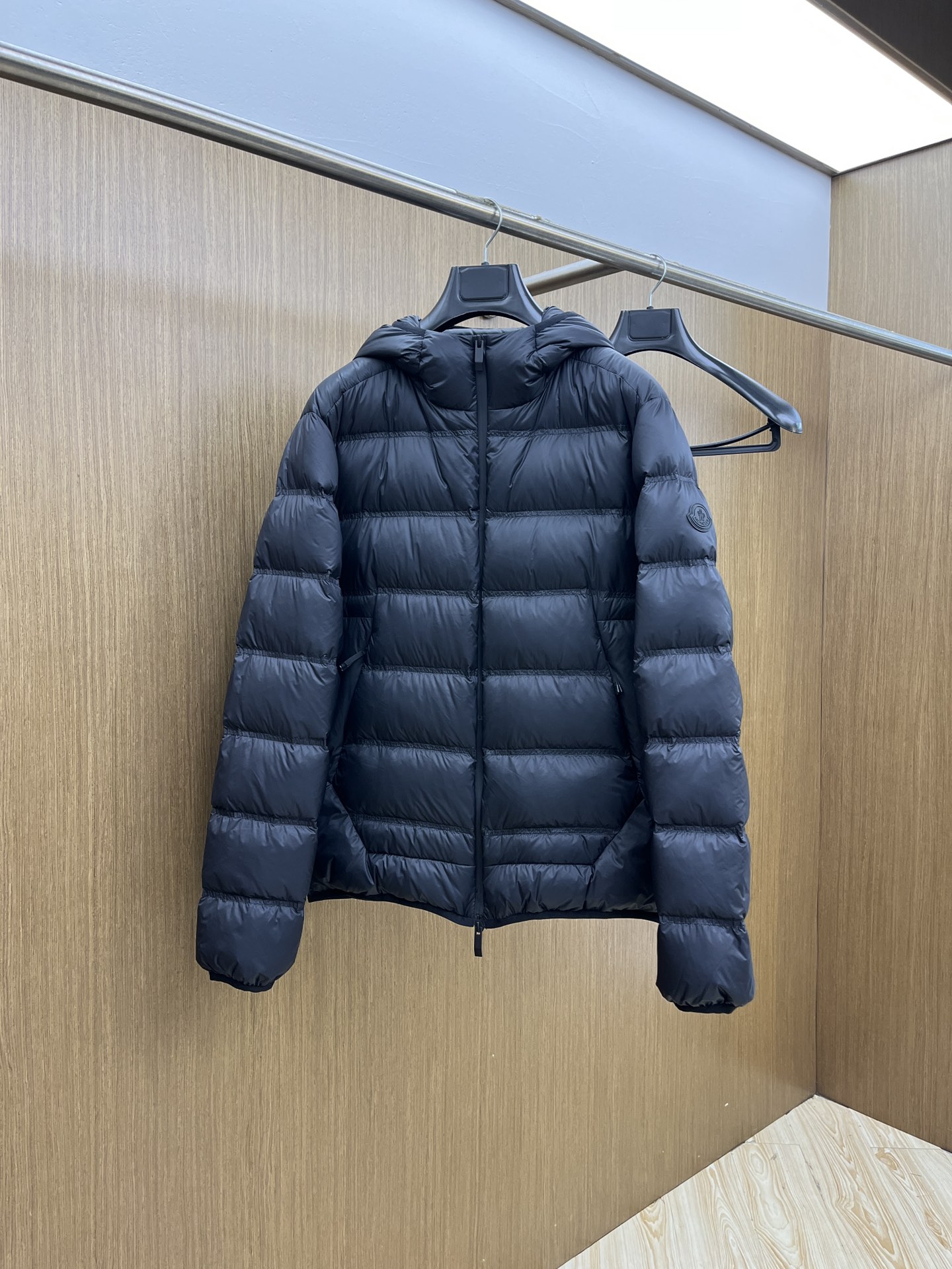 NO:613642,Autumn and winter down Mon down jacket 2025 latest fashion designer down jacket. Every detail shows craftsmanship and enough advanced structural tailoring design changes to show men's diverse image changes. Slim and neat, tailored, fsh meets the popular multi-layered wear, versatile style for life (multiple versions on the market, pay attention to contrast details) Code size 48-56,,jackets & coats,down jacket,alexander wang19860909秋冬羽绒 Mon 羽绒服2025最新款时尚设计师款羽绒外套.处处细节显工艺足够的高级结构性剪裁的设计改变来展现男士多样的形象变化,修身利落、剪裁合体,fsh满足时下正流行的多层次穿搭,生活百搭款式（市面多版本,注意对比细节） 码数48-56,,jackets & coats,down jacket,alexander wang,Men's clothing