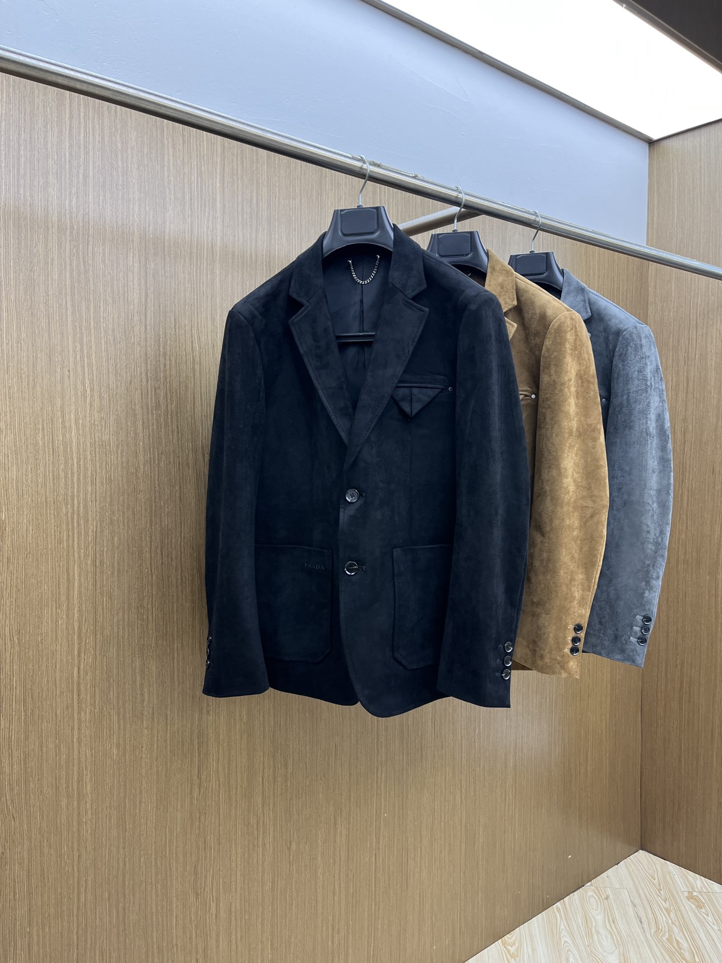 NO:569573,Autumn and winter PD FW autumn and winter new environmentally friendly suede casual, men's fashionable three-dimensional pockets for casual convenience!  Trading company channels are rare and available on the official website simultaneously!  P's new autumn and winter suede, with its classic and versatile style, has become an indispensable fashion item this season. It is not just a piece, but a perfect interpretation of your personality and taste!  This piece is made of imported environmentally friendly suede fabric. The deerskin suede has a unique texture and warm touch, making it an ideal choice for autumn and winter!  Three-dimensional chest pocket design. In order to further improve the wearing comfort, a lot of effort has been put into the lining of this model. A very light polyester fiber fabric is selected as the lining material. This material not only has good breathability and moisture absorption, but also can be used in the cold autumn.  The season provides warm care for the wearer. The combination of light lining and heavy deerskin velvet fabric not only ensures the best thermal insulation performance, but also avoids the heavy feeling when wearing it, allowing the wearer to enjoy fashion while also feeling the caring care from the Luo family!  High quality goods, feel free to buy, sizes M-3XL, loewe, chamois leather, alexander wang19860909秋冬 PD FW秋冬新款环保麂皮绒休闲,男士时尚立体口袋休闲便西！贸易公司渠道稀出,同步官网发售！P家秋冬新款麂皮绒,以其经典百搭的风格,成为这个季节不可或缺的时尚单品,它不仅仅是一件,更是你个性与品味的完美诠释！ 这款采用进口环保麂皮绒面料制成,鹿皮绒面以其独特的质感和温暖的触感,成为了秋冬季节的理想选择！胸口立体口袋设计,为了进一步提升穿着的舒适度,在这款的内衬上同样下足了功夫,选用了非常轻盈的聚酯纤维织物作为内衬材料,这种材料不仅具有良好的透气性和吸湿性,更能在寒冷的秋季节为穿着者提供温暖的呵护,轻盈的内衬与厚重的鹿皮绒面料相结合,既保证了的保暖性能,又避免了穿着时的厚重感,让穿着者在享受时尚的同时,fsh也能感受到来自罗家的贴心关怀！高品质大货放心入吧 尺码M-3XL,,loewe,chamois leather,alexander wang,Men's clothing