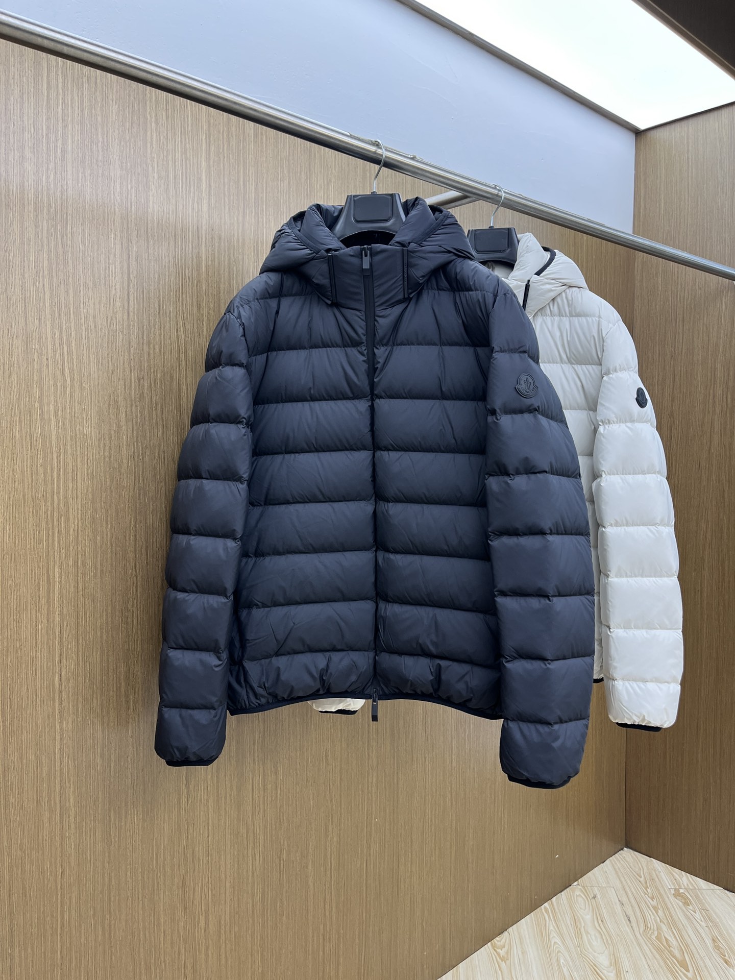 NO:569581,Autumn and winter down Mon high version down jacket 2025 latest fashion designer down jacket. (hood is detachable) Every detail shows craftsmanship, enough advanced structural tailoring design changes to show men's diverse image changes, fsh slim and neat, tailoring, to meet the current popular multi-layered wear, versatile style for life, high-quality bulk (multiple versions on the market, pay attention to comparison details) Size 48-56,, jackets & coats, down  jacket,hats,alexander wang19860909秋冬羽绒 Mon 高版本 羽绒服2025最新款时尚设计师款羽绒外套.（连帽可拆卸）处处细节显工艺足够的高级结构性剪裁的设计改变来展现男士多样的形象变化,fsh修身利落、剪裁合体,满足时下正流行的多层次穿搭,生活百搭款式 高品质大货 (市面多版本,注意对比细节） 码数48-56,,jackets & coats,down jacket,hats,alexander wang,Men's clothing