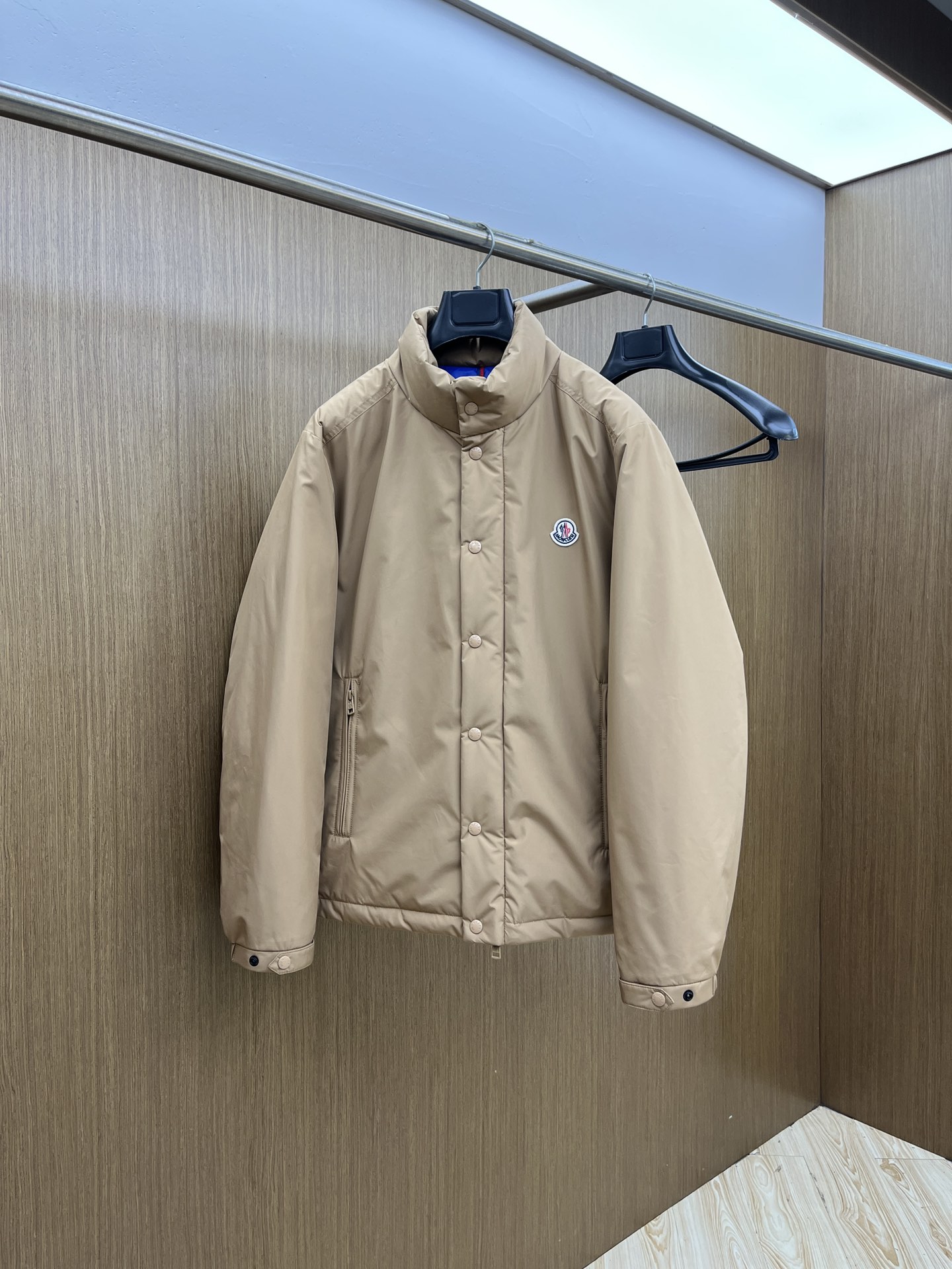 NO:569558,Autumn and winter down Mon high version down jacket 2025 latest fashion designer style stand collar down jacket. Every detail shows craftsmanship and enough advanced structural tailoring design changes to show men's diverse image changes. Slim and neat, tailored to meet the popular multi-layered outfits, fsh life versatile style. High-quality large goods (multiple versions on the market, pay attention to comparison details) Code size 48-56,,jackets & coats,down jacket,alexander wang19860909秋冬羽绒 Mon 高版本 羽绒服2025最新款时尚设计师款立领羽绒外套.处处细节显工艺足够的高级结构性剪裁的设计改变来展现男士多样的形象变化,修身利落、剪裁合体,满足时下正流行的多层次穿搭,fsh生活百搭款式 高品质大货 (市面多版本,注意对比细节） 码数48-56,,jackets & coats,down jacket,alexander wang,Men's clothing