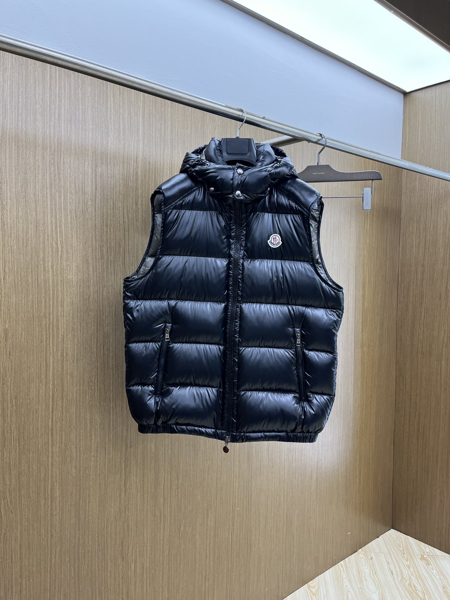 NO:569561,Autumn and winter down Mon high version 2025 autumn and winter new down vest original customized hardware accessories are all imported and original customized. Welcome to compare. Absolutely high quality. Use top 95 white duck down. Super soft. Filled with fluffy and full feathers. Super heavy fsh fabric with perfect workmanship. Pay attention to the fabric is super comfortable. Exclusive model. Non-market goods. Same style for men and women. Sizes 48-56,,down jacket,alexander wang19860909秋冬羽绒 Mon 高版本2025秋冬新款羽绒马甲原版订制五金配件全进口原版定制 欢迎对比 绝对的高品质 采用顶级95白鸭绒 超柔软 充羽量蓬松饱满 超级重fsh面料做工杠杠的版型完美 注意面料超舒服 独家款 非市场货 男女同款 尺码48-56,,down jacket,alexander wang,Men's clothing