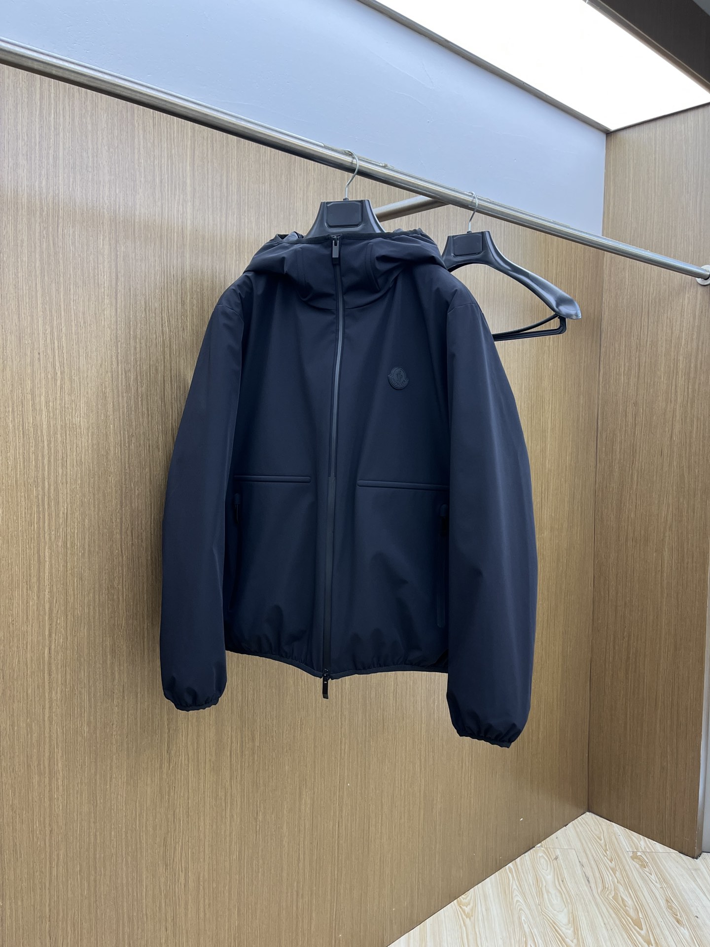 NO:569564,Autumn and winter down Mon high version down jacket 2025 latest fashion designer down jacket. (Hood is not removable) Every detail shows craftsmanship. Sufficient advanced structural tailoring design changes to show men's diverse image changes. Slim and neat, tailored to meet the popular multi-layered outfits. FSH life versatile style. High-quality bulk (multiple versions on the market, pay attention to comparison details) Size 48-56, jackets & coats, down  jacket,hats,alexander wang19860909秋冬羽绒 Mon 高版本 羽绒服2025最新款时尚设计师款羽绒外套.（连帽不可拆卸）处处细节显工艺足够的高级结构性剪裁的设计改变来展现男士多样的形象变化,修身利落、剪裁合体,满足时下正流行的多层次穿搭,fsh生活百搭款式 高品质大货 (市面多版本,注意对比细节） 码数48-56,,jackets & coats,down jacket,hats,alexander wang,Men's clothing