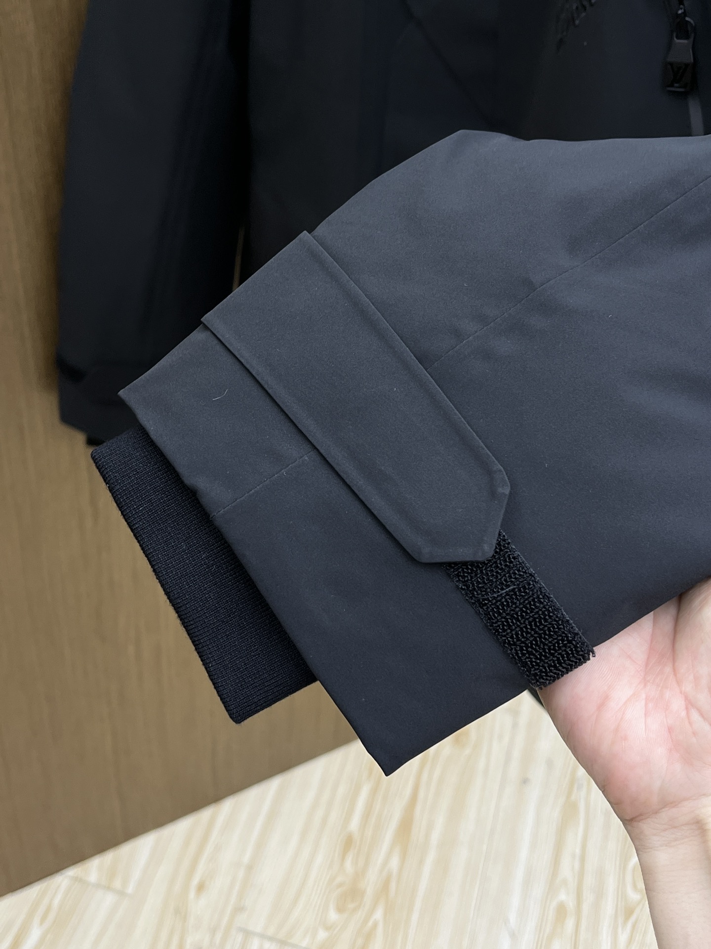 调价 秋冬羽绒 LV 💥高版本 25GW独家专供秋冬新款连帽高领羽绒服。帽子可收起设计。贸易公司渠道稀出