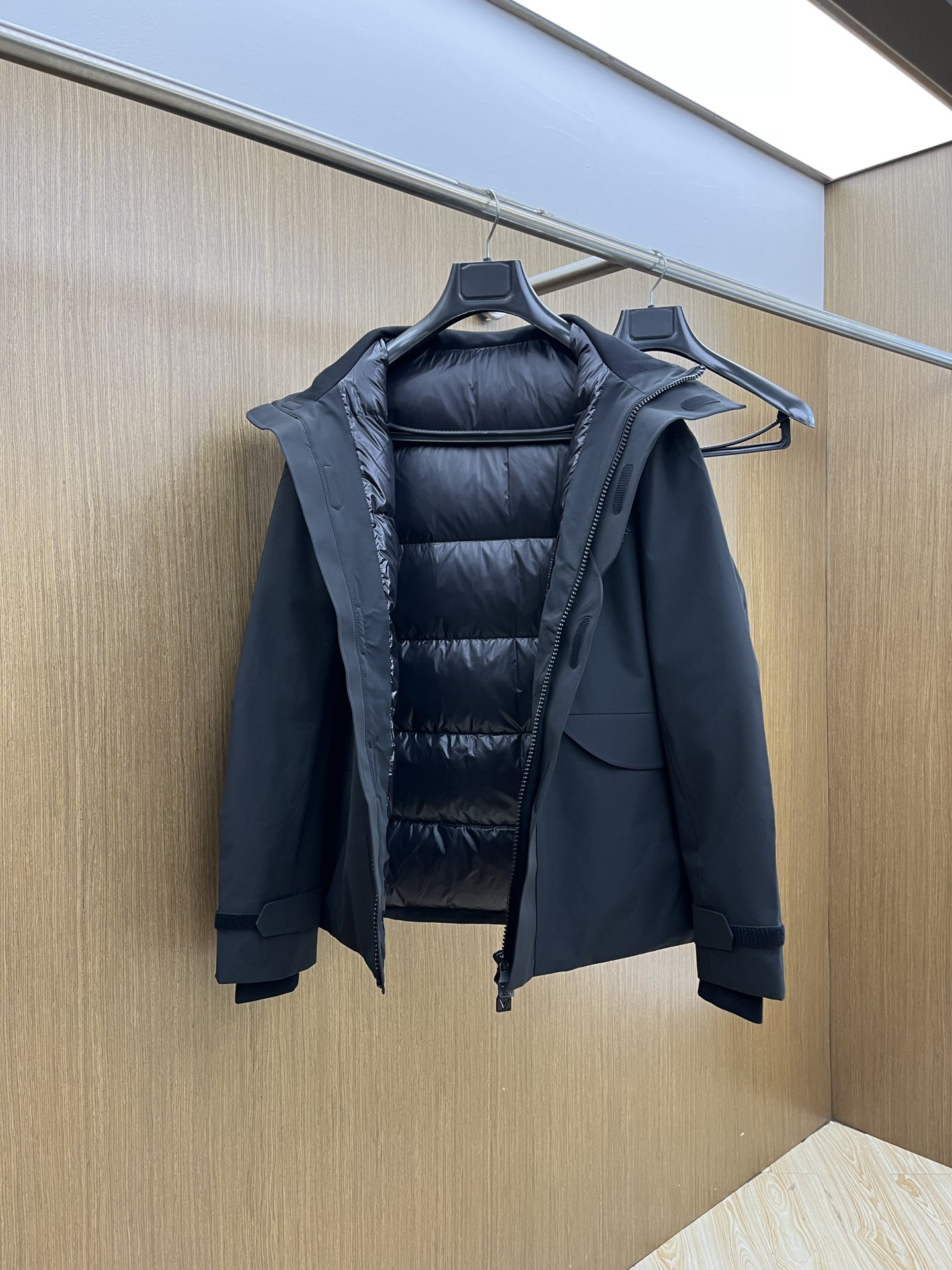 调价 秋冬羽绒 LV 💥高版本 25GW独家专供秋冬新款连帽高领羽绒服。帽子可收起设计。贸易公司渠道稀出