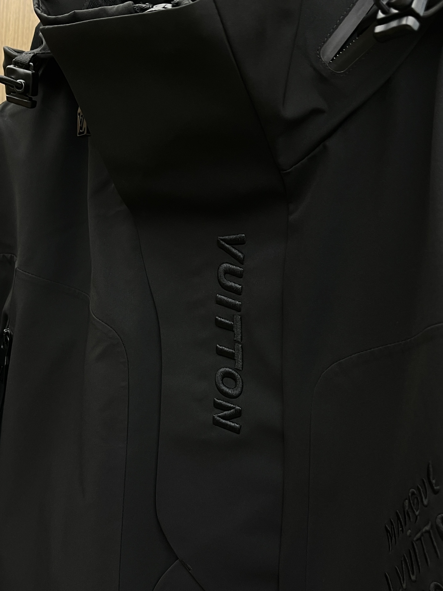 调价 秋冬羽绒 LV 💥高版本 25GW独家专供秋冬新款连帽高领羽绒服。帽子可收起设计。贸易公司渠道稀出