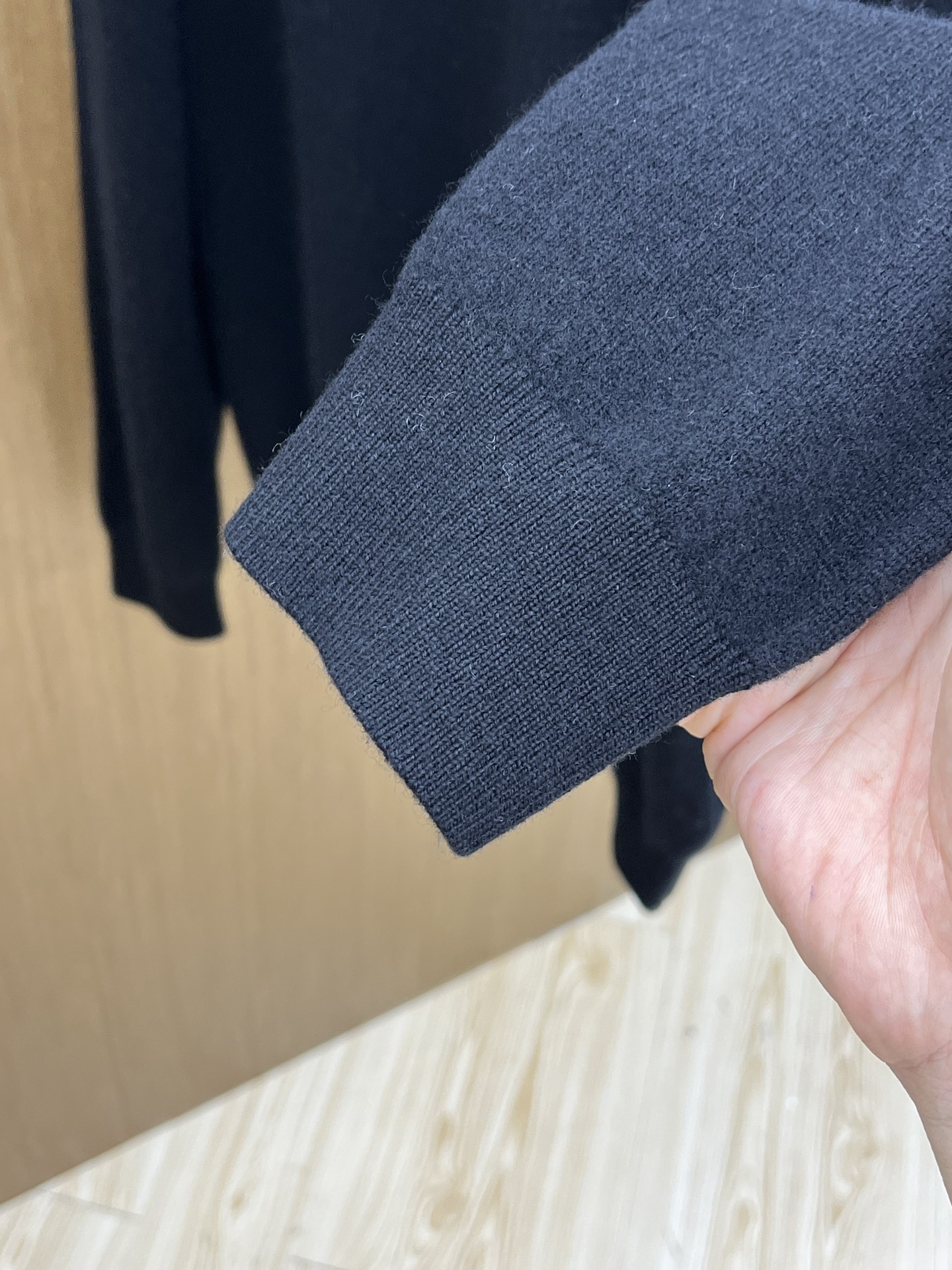 秋冬 lP🆕 采用羊绒羊毛混纺纱线，保暖性佳，蓬松柔软，加倍呵护肌肤，给你轻如无物的穿着感体验。高品质天