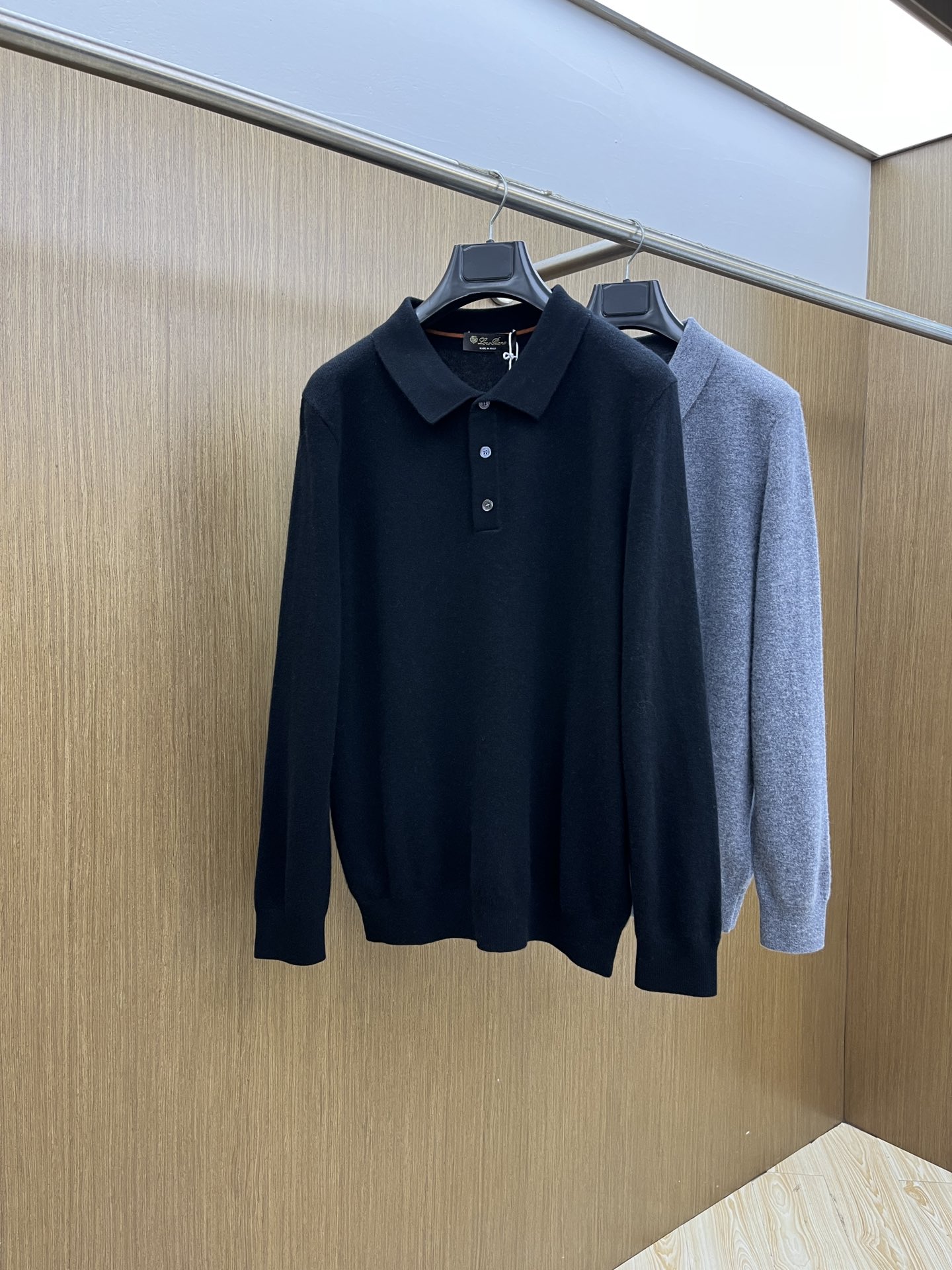 NO:569574,Autumn and Winter Lp  Made of cashmere and wool blended yarn, it has good warmth retention, is fluffy and soft, doubles the skin care, and gives you a lightweight wearing experience. High-quality natural fiber ensures a high-quality life. The whole piece is made of solid color single-sided technology, leaving loose volume when fit, solid color plain weave, clean fabric surface, solid color design, durable and high-end. Delicate workmanship, fashionable and versatile, back shoulder design, simple and comfortable  , while using counter stitching to highlight the quality in details, making the temperament more low-key, restrained, calm and stylish, and better showing the clean and neat side of successful men. The collar, cuffs, and hem are made of dense rib weaving, which is tight and elastic, not easy to deform, and highlights the texture of details. Whether worn alone or as an inner layer, it can not only give you a warm feeling, but also give you a refined sense of fashion.    The fabric is made of cashmere blend and has a delicate and soft texture, which is comfortable and skin-friendly. The upper body has a particularly good three-dimensional effect and a great drape. It will not pill or deform after being worn for a long time and washed. Size M-XXXL, loro piana, alexander wang19860909秋冬 Lp 采用羊绒羊毛混纺纱线,保暖性佳,蓬松柔软,加倍呵护肌肤,给你轻如无物的穿着感体验.高品质天然纤维,保障高品质生活.整件采用净色单面工艺,合体留有松量,净色平纹,织面整洁,纯色设计,耐看高阶.做工细致,时尚又百搭,后倒肩版型设计,简约舒适,同时运用反针衔接,在细节处彰显品质,让气质更加低调内敛,沉稳有型,更好地展示成功男士干净利落的一面.领口,袖口,下摆采用加密罗纹织法,紧密有弹力,不易变形,彰显细节质感.无论单穿还是内搭,既能给你绵绵暖意,ftd又能给你精致的时髦感.  面料羊绒混坊质感细腻柔软,舒适亲肤,上身立体感特别好,垂坠感也超赞,久穿久洗不起球不变形. 码数M-XXXL,,loro piana,alexander wang,Men's clothing