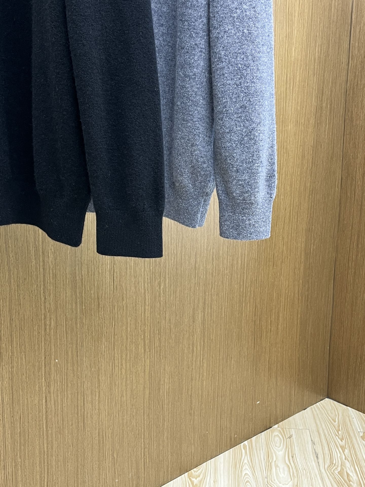 秋冬 lP🆕 采用羊绒羊毛混纺纱线，保暖性佳，蓬松柔软，加倍呵护肌肤，给你轻如无物的穿着感体验。高品质天