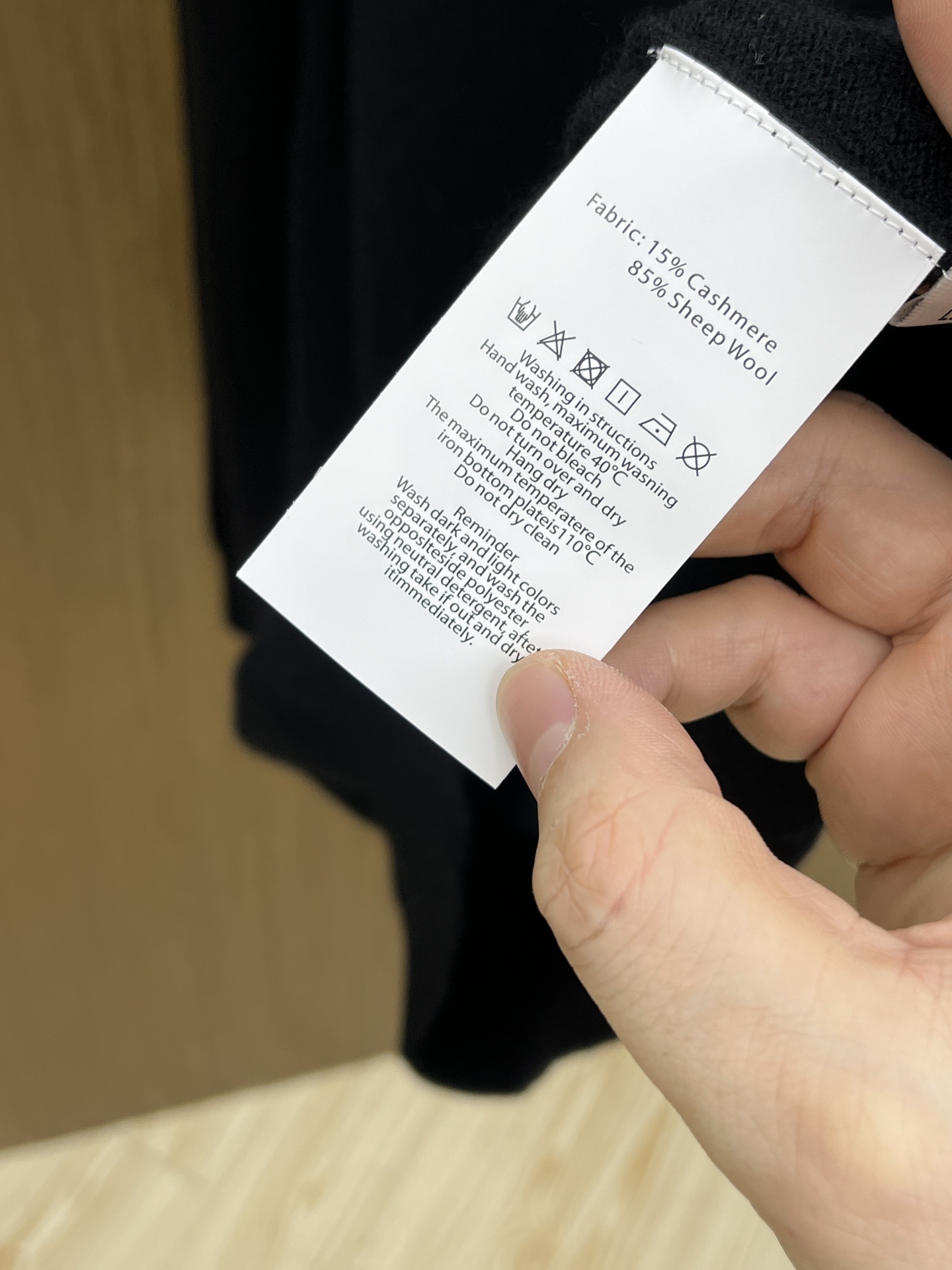 秋冬 lP🆕 采用羊绒羊毛混纺纱线，保暖性佳，蓬松柔软，加倍呵护肌肤，给你轻如无物的穿着感体验。高品质天