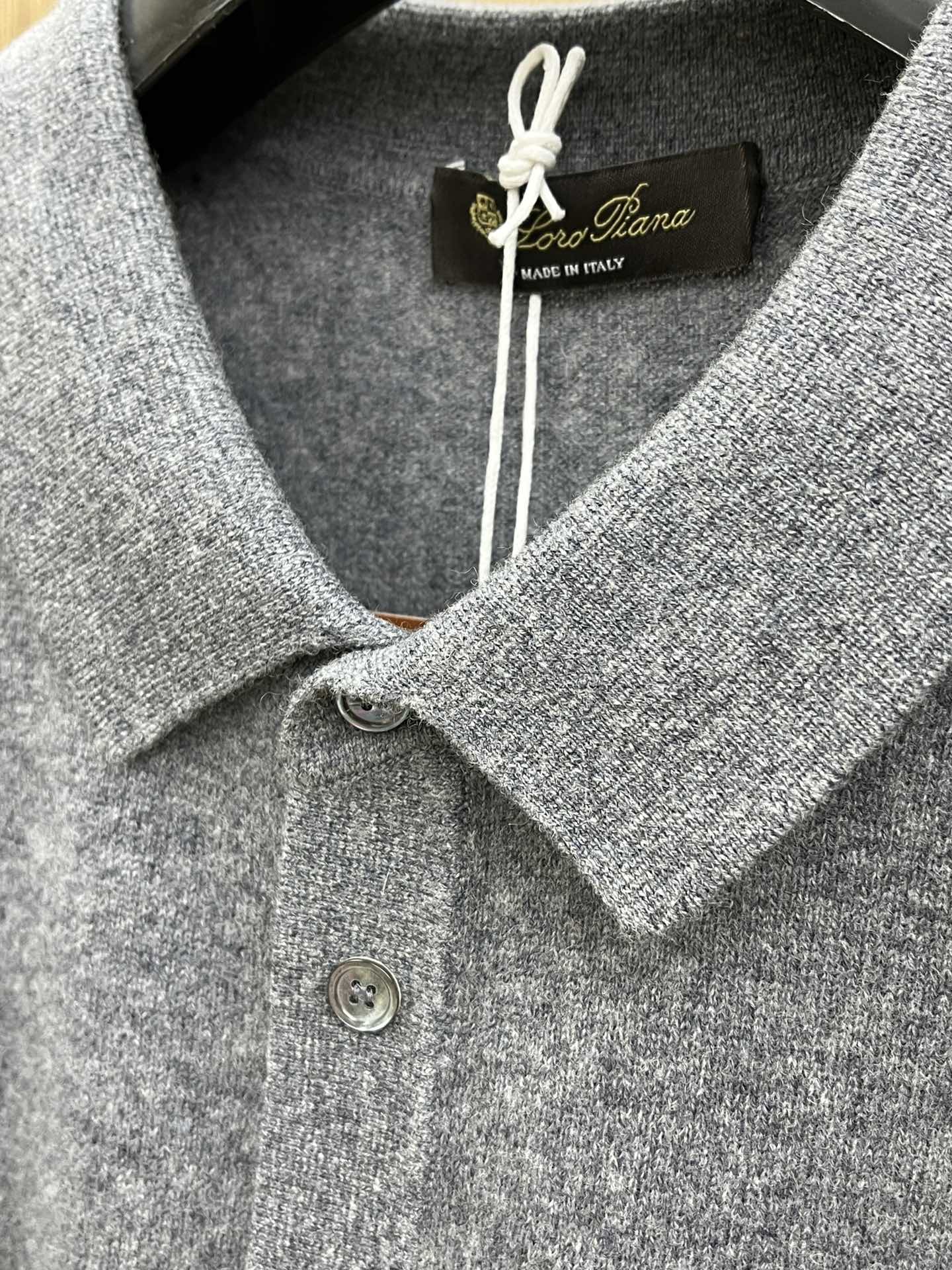 秋冬 lP🆕 采用羊绒羊毛混纺纱线，保暖性佳，蓬松柔软，加倍呵护肌肤，给你轻如无物的穿着感体验。高品质天