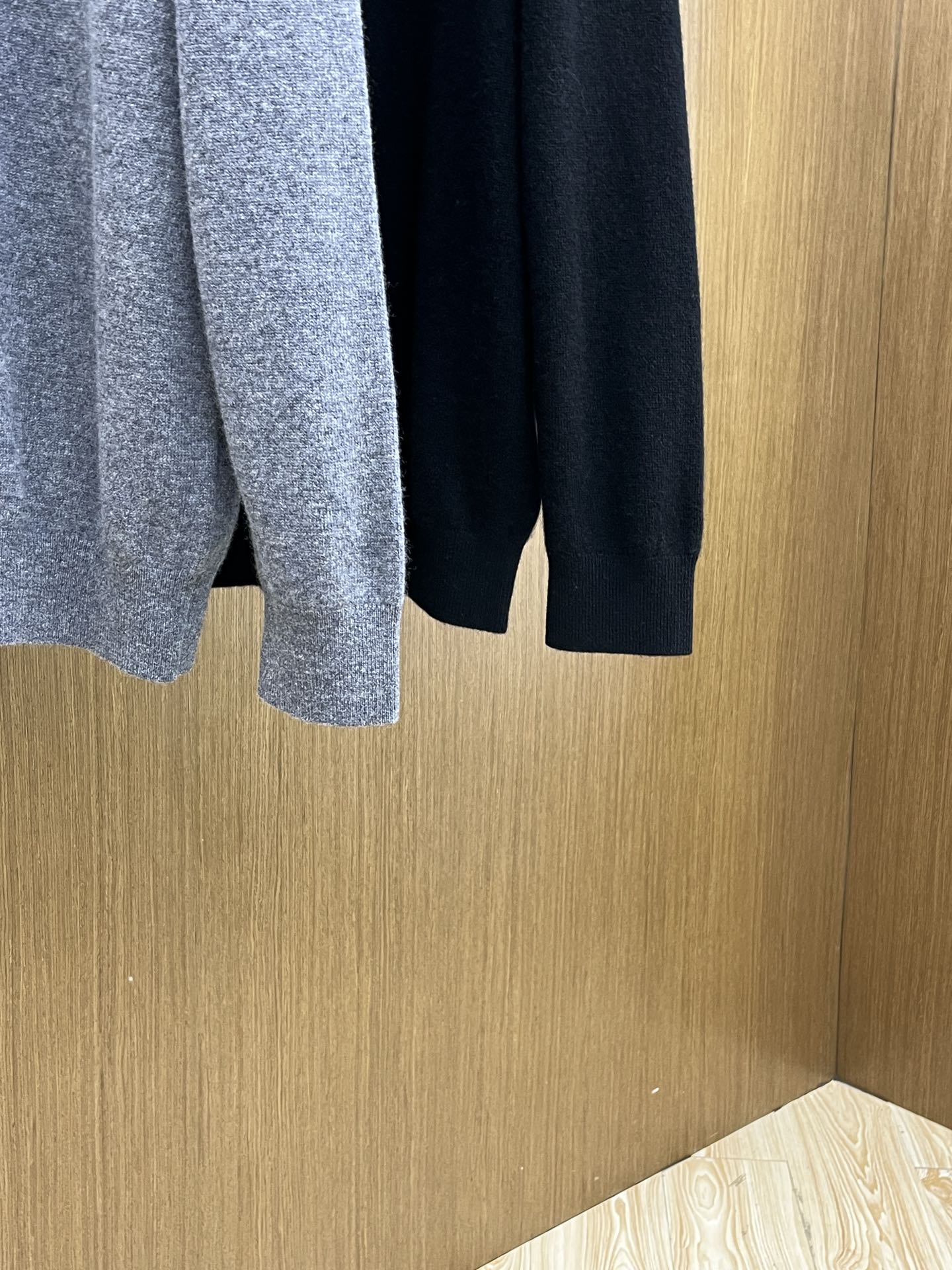 秋冬 lP🆕 采用羊绒羊毛混纺纱线，保暖性佳，蓬松柔软，加倍呵护肌肤，给你轻如无物的穿着感体验。高品质天