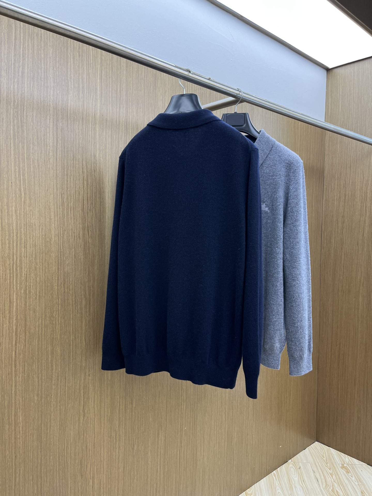 秋冬 BBR 采用羊绒羊毛混纺纱线，保暖性佳，蓬松柔软，加倍呵护肌肤，给你轻如无物的穿着感体验。高品质天