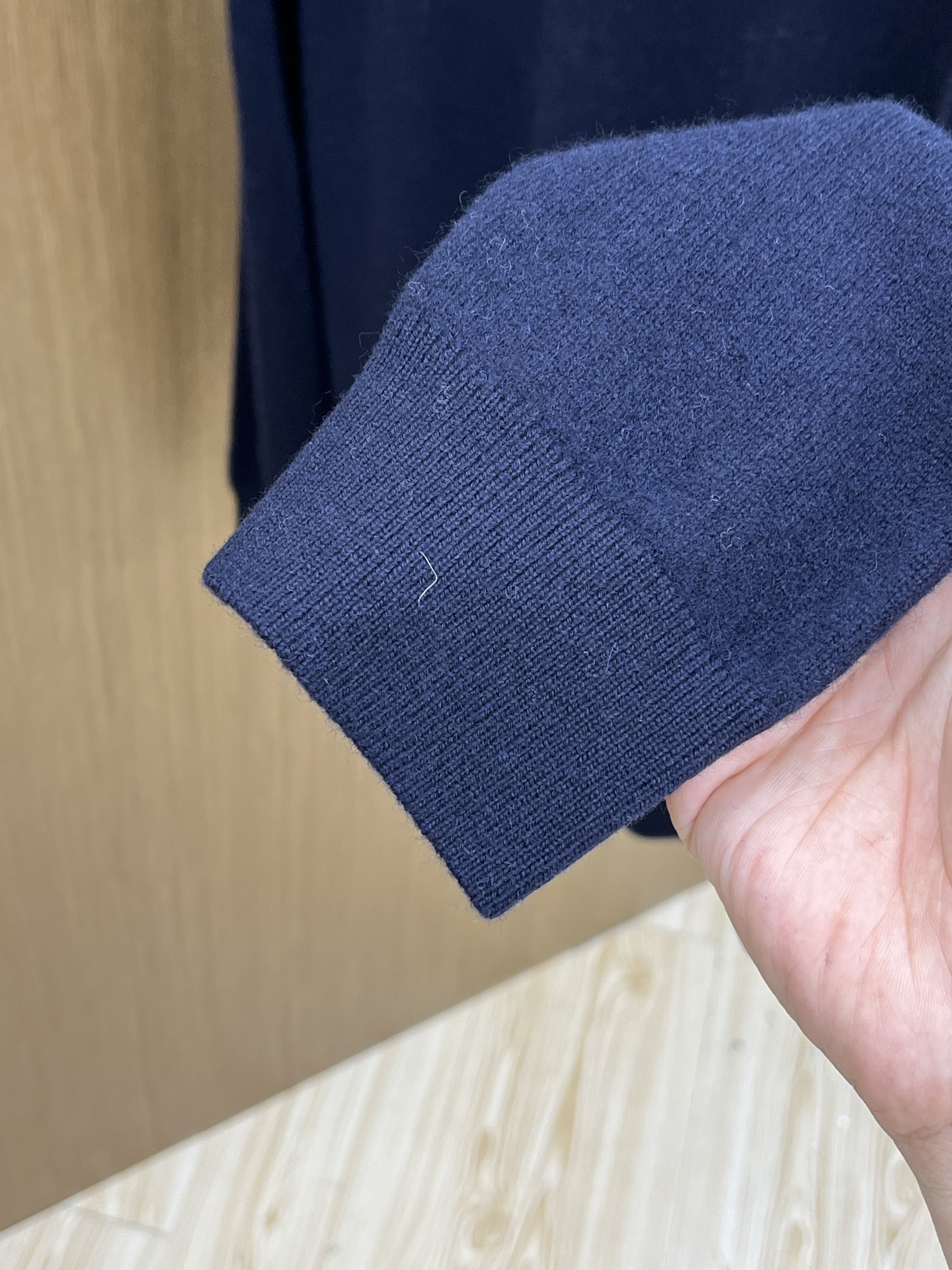 秋冬 BBR 采用羊绒羊毛混纺纱线，保暖性佳，蓬松柔软，加倍呵护肌肤，给你轻如无物的穿着感体验。高品质天