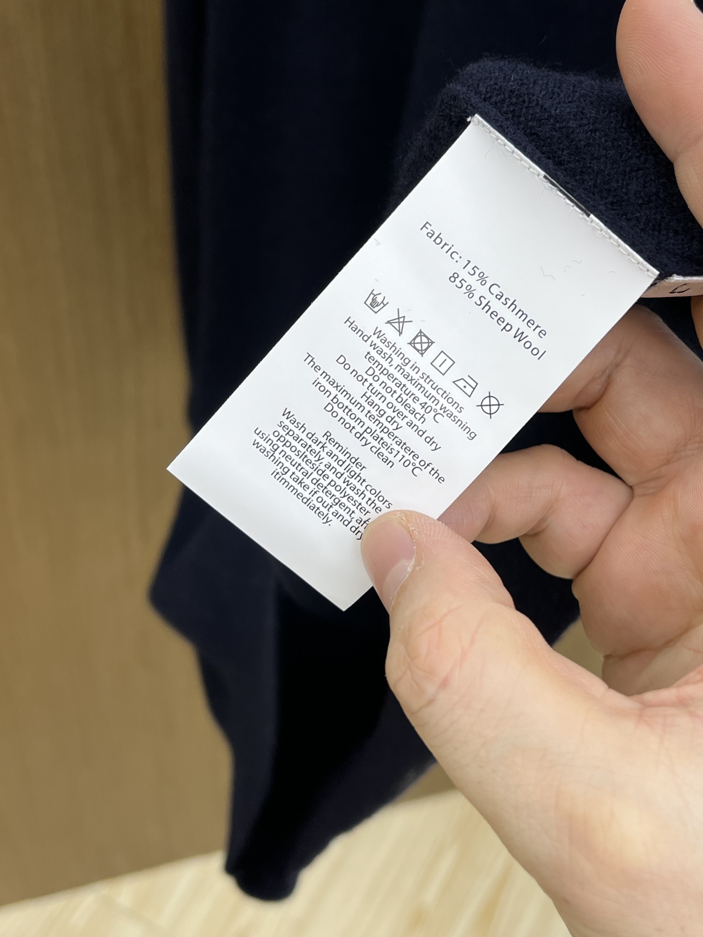 秋冬 BBR 采用羊绒羊毛混纺纱线，保暖性佳，蓬松柔软，加倍呵护肌肤，给你轻如无物的穿着感体验。高品质天