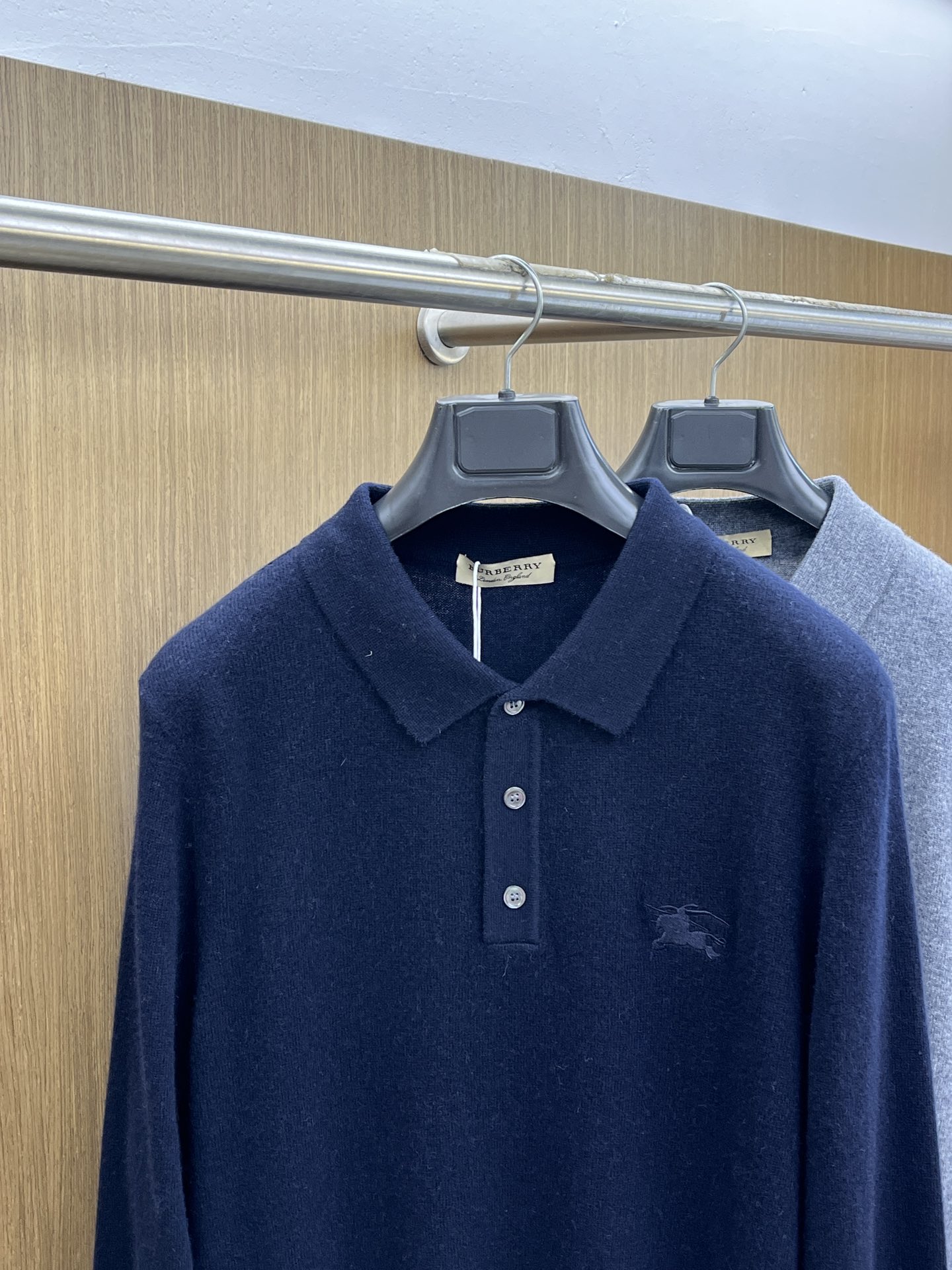 秋冬 BBR 采用羊绒羊毛混纺纱线，保暖性佳，蓬松柔软，加倍呵护肌肤，给你轻如无物的穿着感体验。高品质天