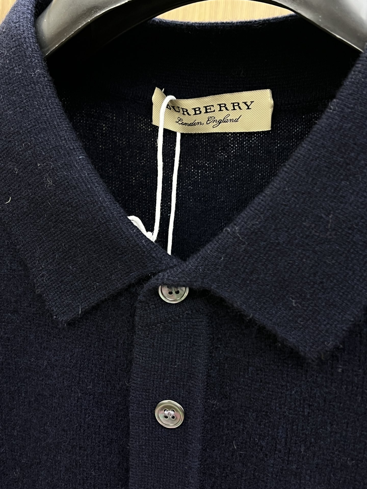 秋冬 BBR 采用羊绒羊毛混纺纱线，保暖性佳，蓬松柔软，加倍呵护肌肤，给你轻如无物的穿着感体验。高品质天