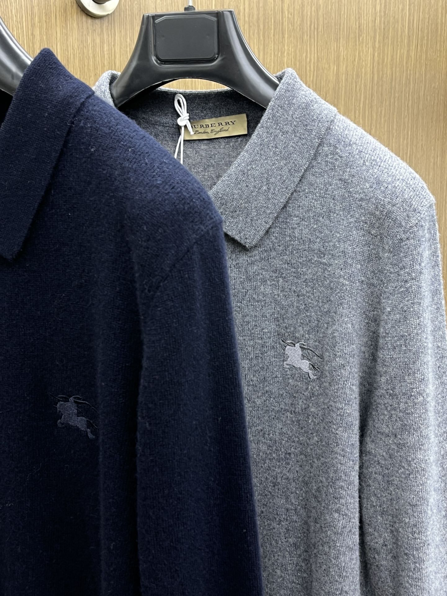 秋冬 BBR 采用羊绒羊毛混纺纱线，保暖性佳，蓬松柔软，加倍呵护肌肤，给你轻如无物的穿着感体验。高品质天