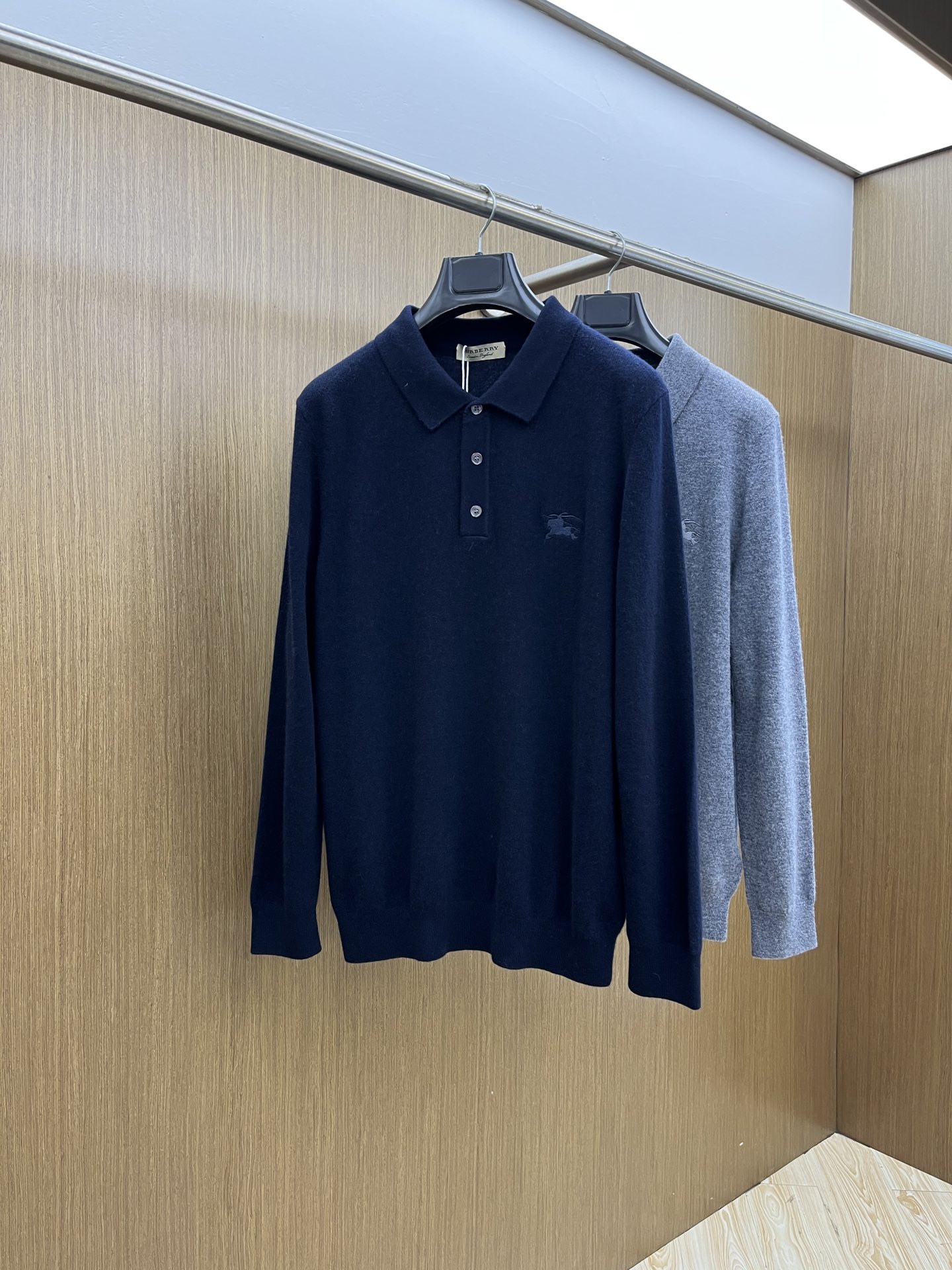 NO:569572,Autumn and winter BBR  Made of cashmere and wool blended yarn, it has good warmth retention, is fluffy and soft, doubles the skin care, and gives you a lightweight wearing experience. High-quality natural fiber ensures a high-quality life. The whole piece is made of solid color single-sided technology, leaving loose volume when fit, solid color plain weave, clean fabric surface, solid color design, durable and high-end. Delicate workmanship, fashionable and versatile, back shoulder design, simple and comfortable  , while using counter stitching to highlight the quality in details, making the temperament more low-key, restrained, calm and stylish, and better showing the clean and neat side of successful men. The collar, cuffs, and hem are made of dense rib weaving, which is tight and elastic, not easy to deform, and highlights the texture of details. Whether worn alone or as an inner layer, it can not only give you a warm feeling, but also give you a refined sense of fashion.    The cashmere blended fabric has a delicate and soft texture, is comfortable and skin-friendly, has a particularly good three-dimensional effect on the upper body, and has a great drape. It will not pill or deform after long-term wear and washing. Size M-XXXL,,alexander wang19860909秋冬 BBR 采用羊绒羊毛混纺纱线,保暖性佳,蓬松柔软,加倍呵护肌肤,给你轻如无物的穿着感体验.高品质天然纤维,保障高品质生活.整件采用净色单面工艺,合体留有松量,净色平纹,织面整洁,纯色设计,耐看高阶.做工细致,时尚又百搭,后倒肩版型设计,简约舒适,同时运用反针衔接,在细节处彰显品质,让气质更加低调内敛,沉稳有型,更好地展示成功男士干净利落的一面.领口,袖口,下摆采用加密罗纹织法,紧密有弹力,不易变形,彰显细节质感.无论单穿还是内搭,既能给你绵绵暖意,ftd又能给你精致的时髦感.  面料羊绒混坊质感细腻柔软,舒适亲肤,上身立体感特别好,垂坠感也超赞,久穿久洗不起球不变形. 码数M-XXXL,,alexander wang,Men's clothing