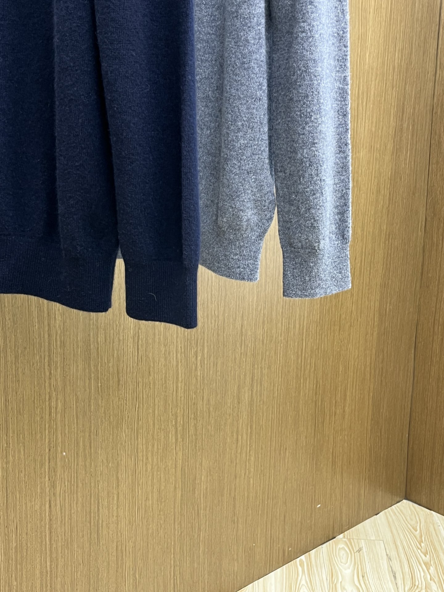 秋冬 BBR 采用羊绒羊毛混纺纱线，保暖性佳，蓬松柔软，加倍呵护肌肤，给你轻如无物的穿着感体验。高品质天