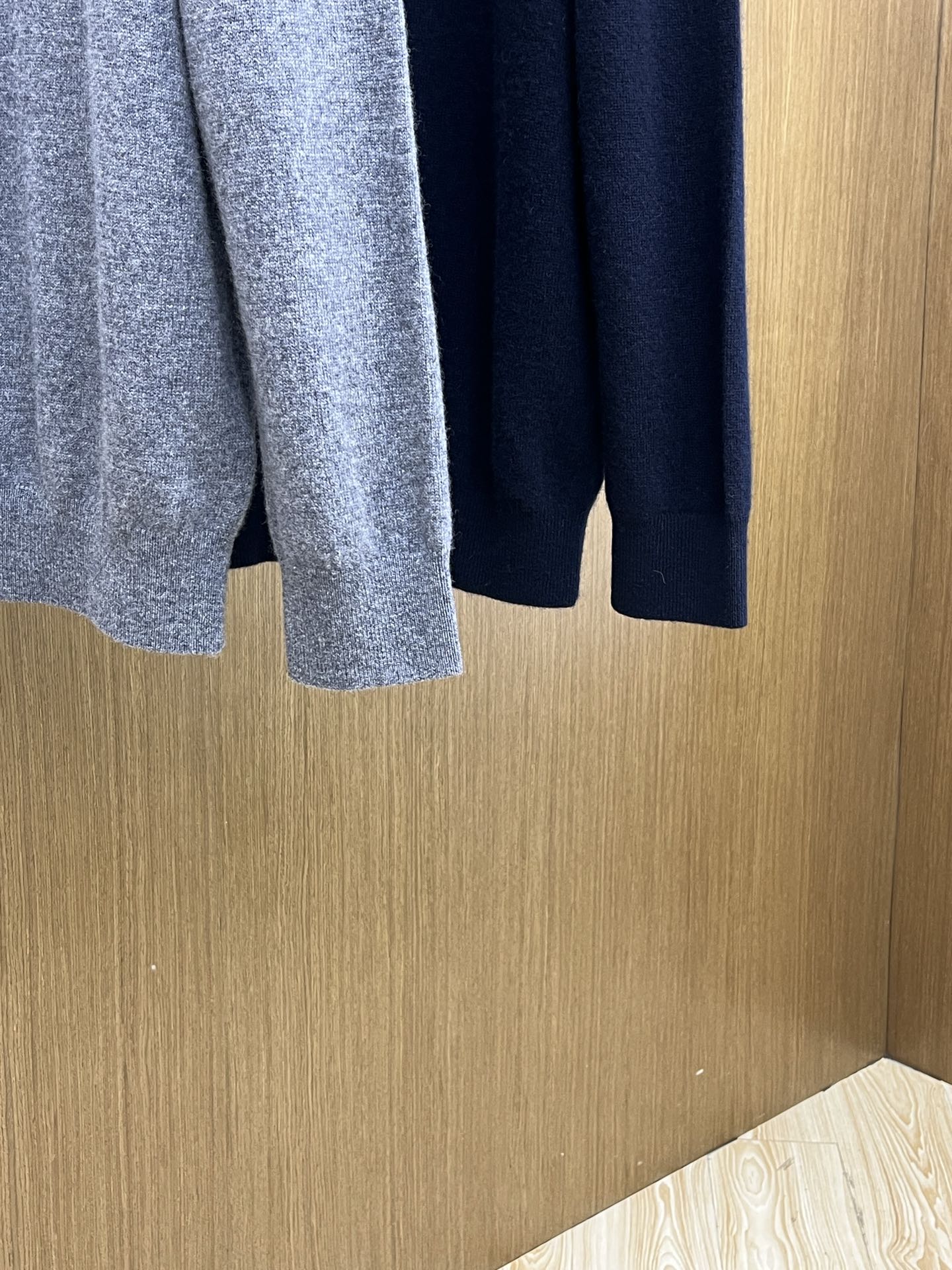 秋冬 BBR 采用羊绒羊毛混纺纱线，保暖性佳，蓬松柔软，加倍呵护肌肤，给你轻如无物的穿着感体验。高品质天