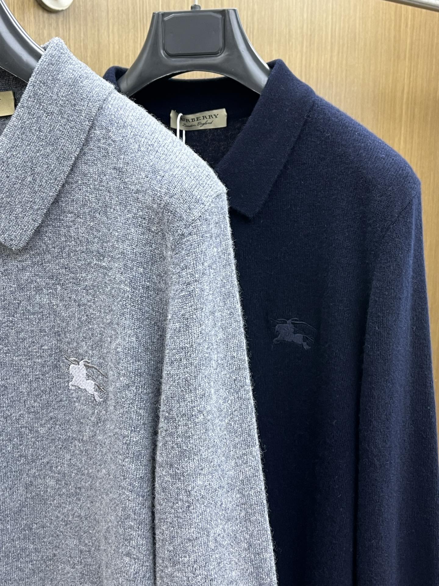 秋冬 BBR 采用羊绒羊毛混纺纱线，保暖性佳，蓬松柔软，加倍呵护肌肤，给你轻如无物的穿着感体验。高品质天