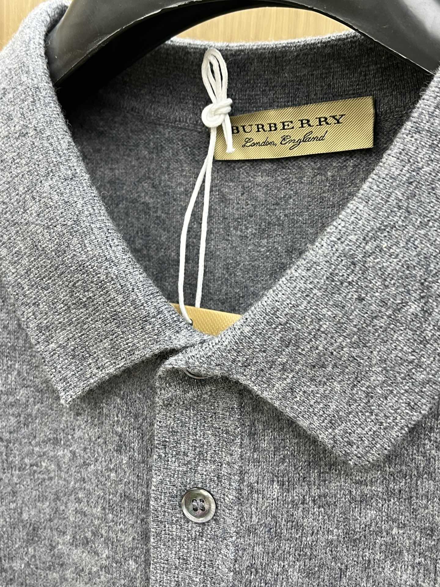 秋冬 BBR 采用羊绒羊毛混纺纱线，保暖性佳，蓬松柔软，加倍呵护肌肤，给你轻如无物的穿着感体验。高品质天