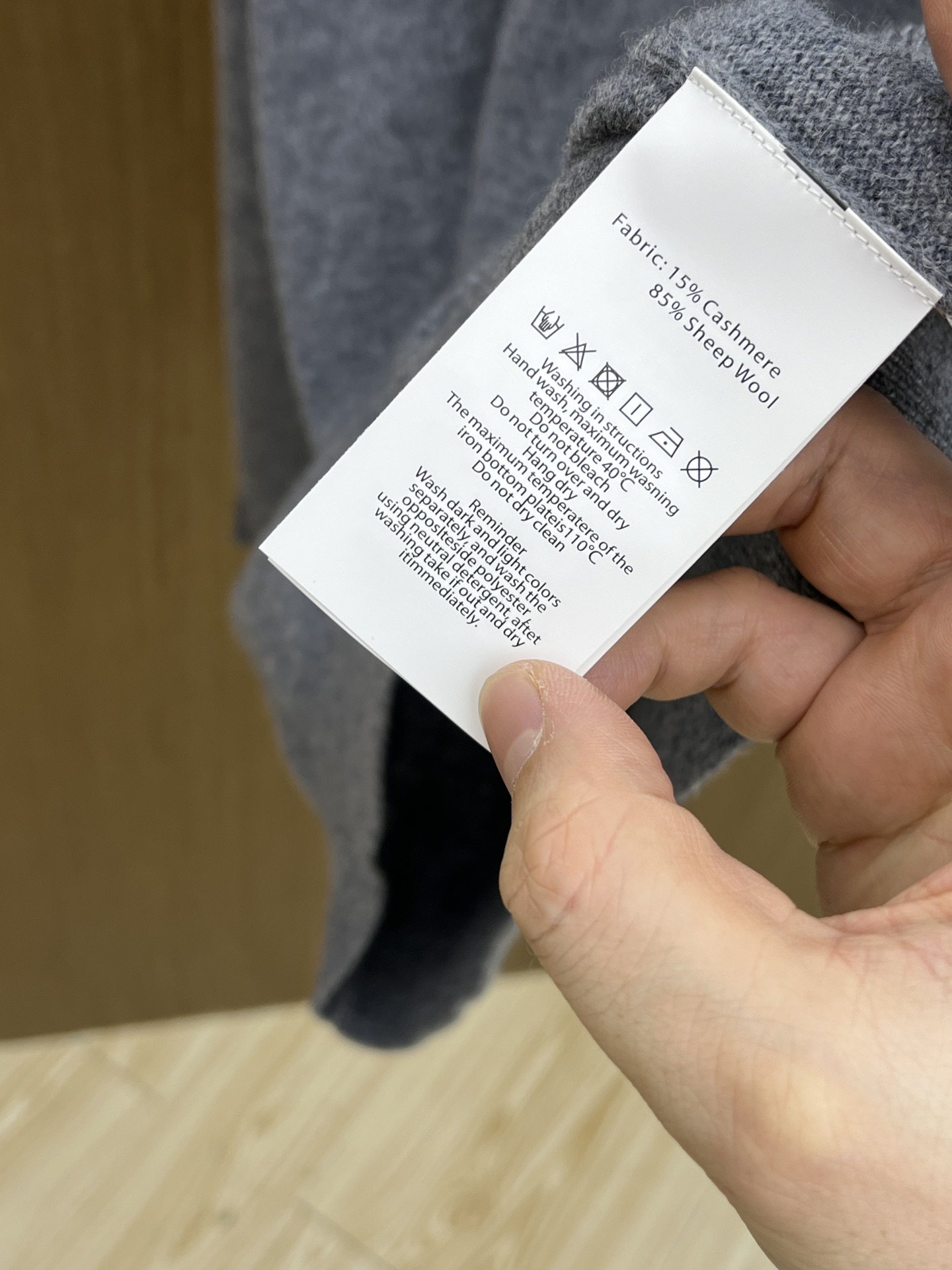 秋冬 BBR 采用羊绒羊毛混纺纱线，保暖性佳，蓬松柔软，加倍呵护肌肤，给你轻如无物的穿着感体验。高品质天