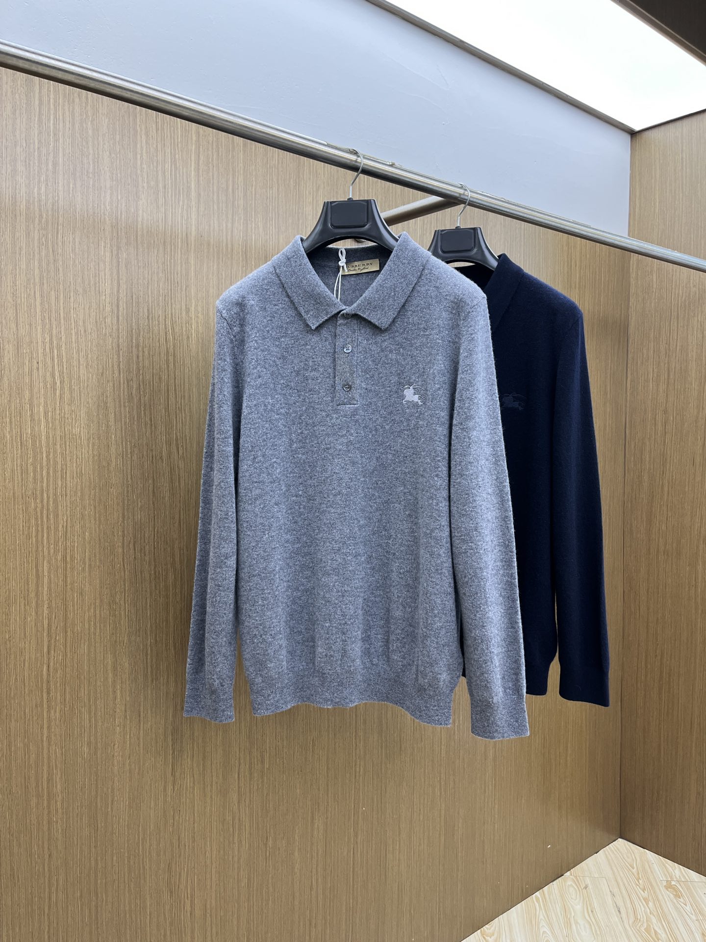 秋冬 BBR 采用羊绒羊毛混纺纱线，保暖性佳，蓬松柔软，加倍呵护肌肤，给你轻如无物的穿着感体验。高品质天