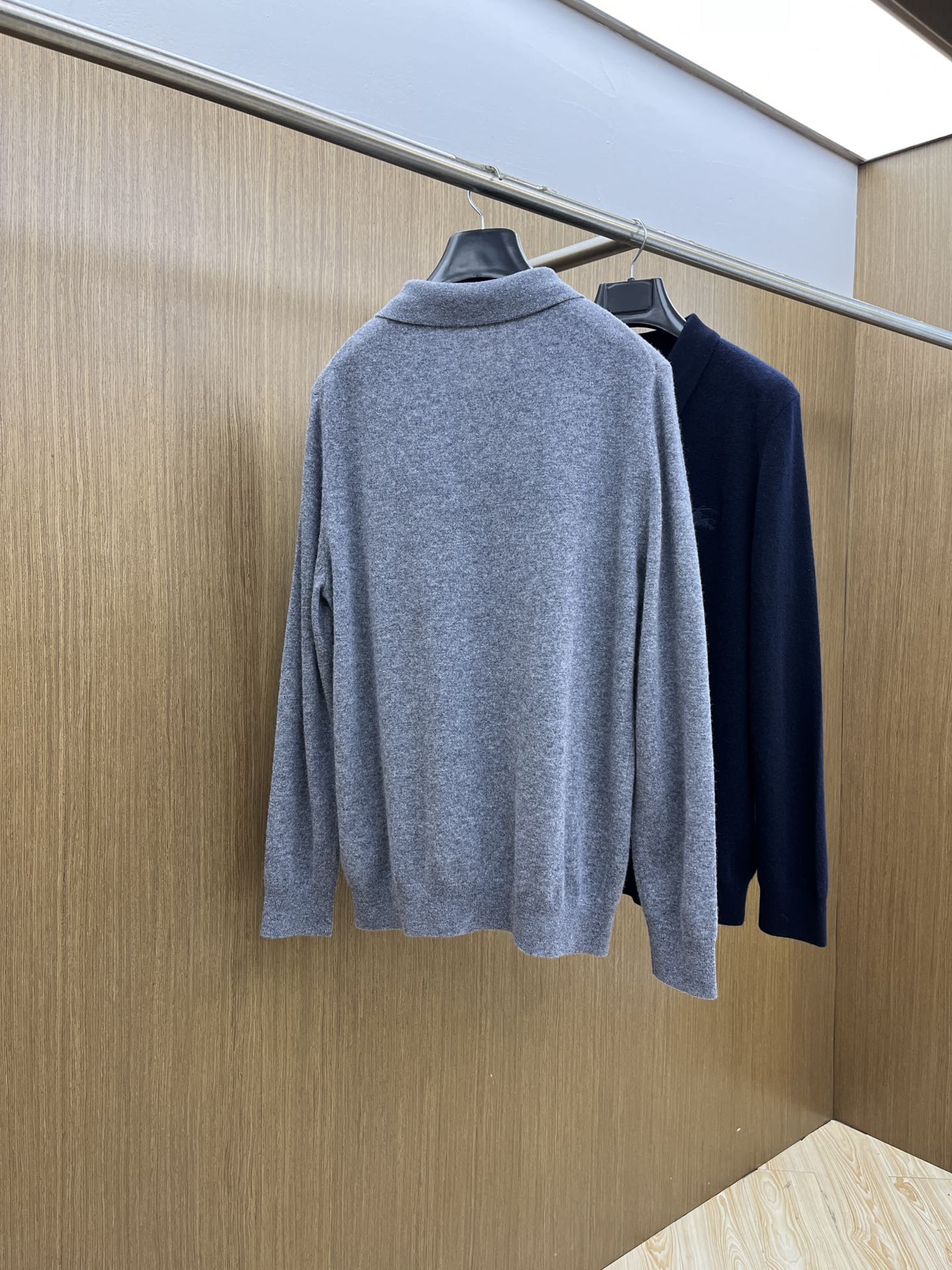 秋冬 BBR 采用羊绒羊毛混纺纱线，保暖性佳，蓬松柔软，加倍呵护肌肤，给你轻如无物的穿着感体验。高品质天